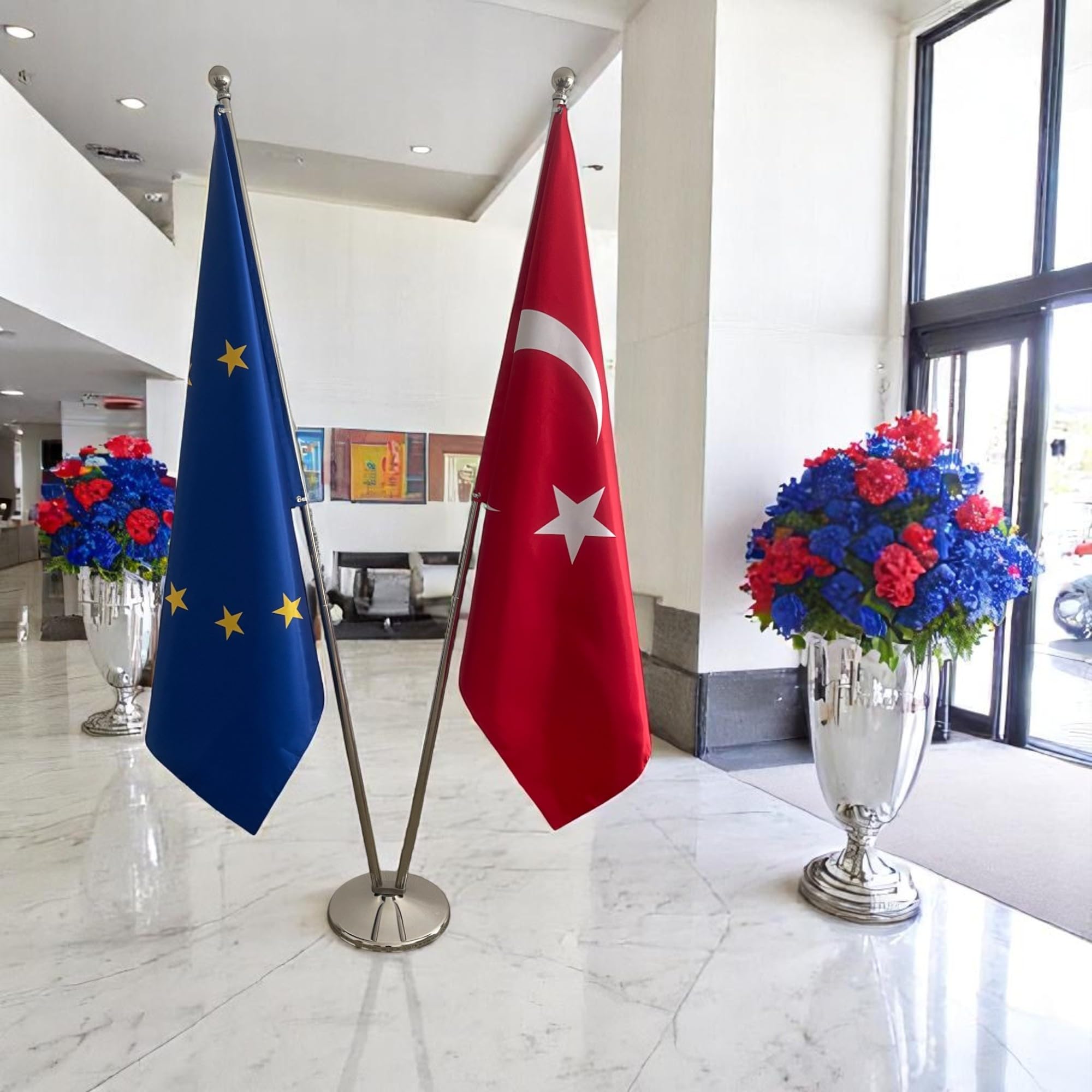 Flagge Europa und Türkei mit Mast und Fuß - Bürofahnen auf Hampes CN3-EU-TR