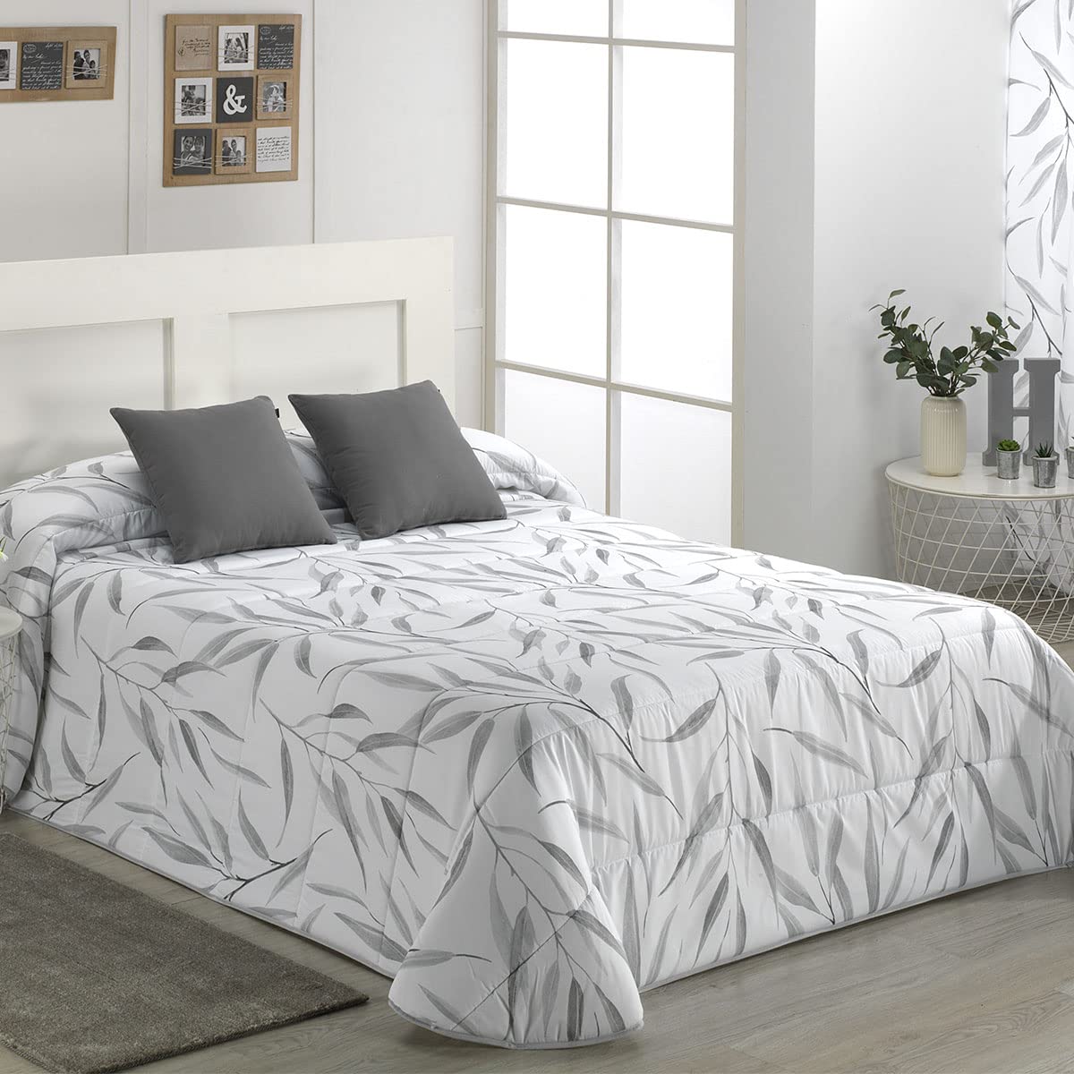 Lanovenanube Edredón Nórdico Bambu Gris Cama 150, 250g Microfibra | 100% microfibra tacto melocotón. Esquinas redondeadas y ribete a juego. Estampado hojas de bambú. No incluye cojines.