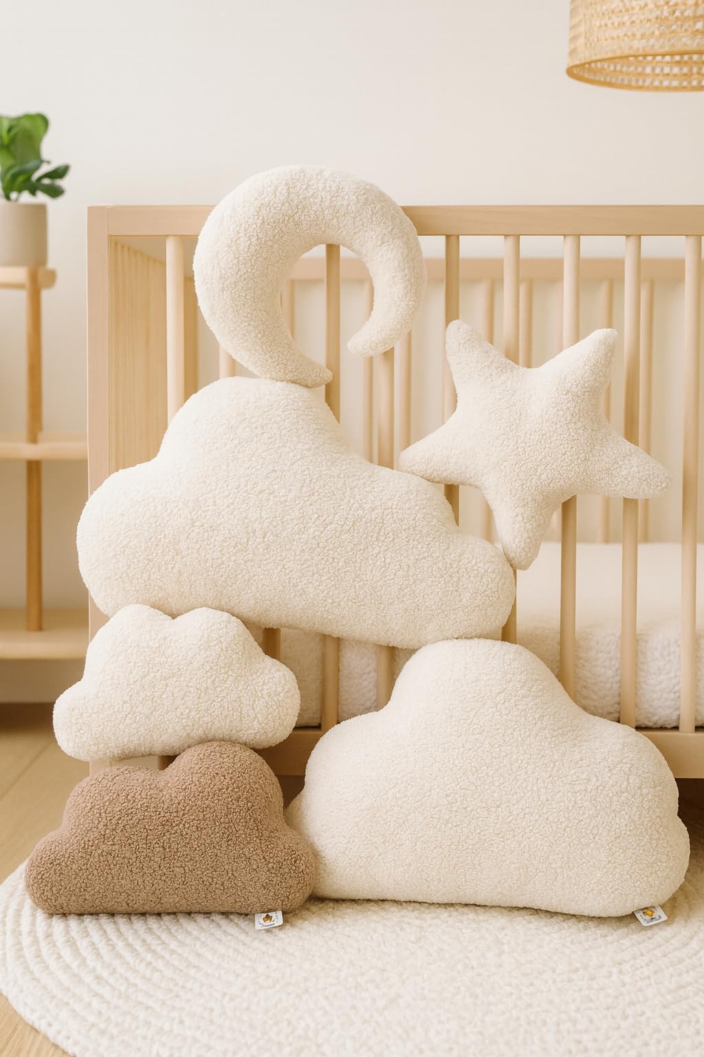 DEKOKISSEN Boucle Kuschelkissen Wolke XXL GROß 60x35 cm, Flauschiges Deko Kissen Wolkenform Geschenk für Baby & Kinderzimmer Weihnachten Mädchen & Jungen Babyshower beige Creme