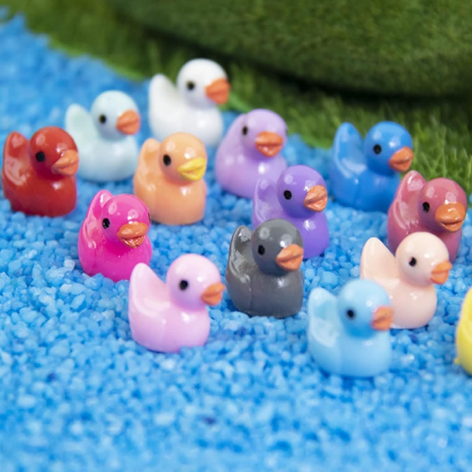 Barydat 600 Pcs Colorful Mini Resin Ducks Bulk Tiny Duck Decoration for Hide and Seek Prank Cruises Holiday Party Baby Miniature Garden Accessory Figures for Dollhouse Landscape Aquarium Gift