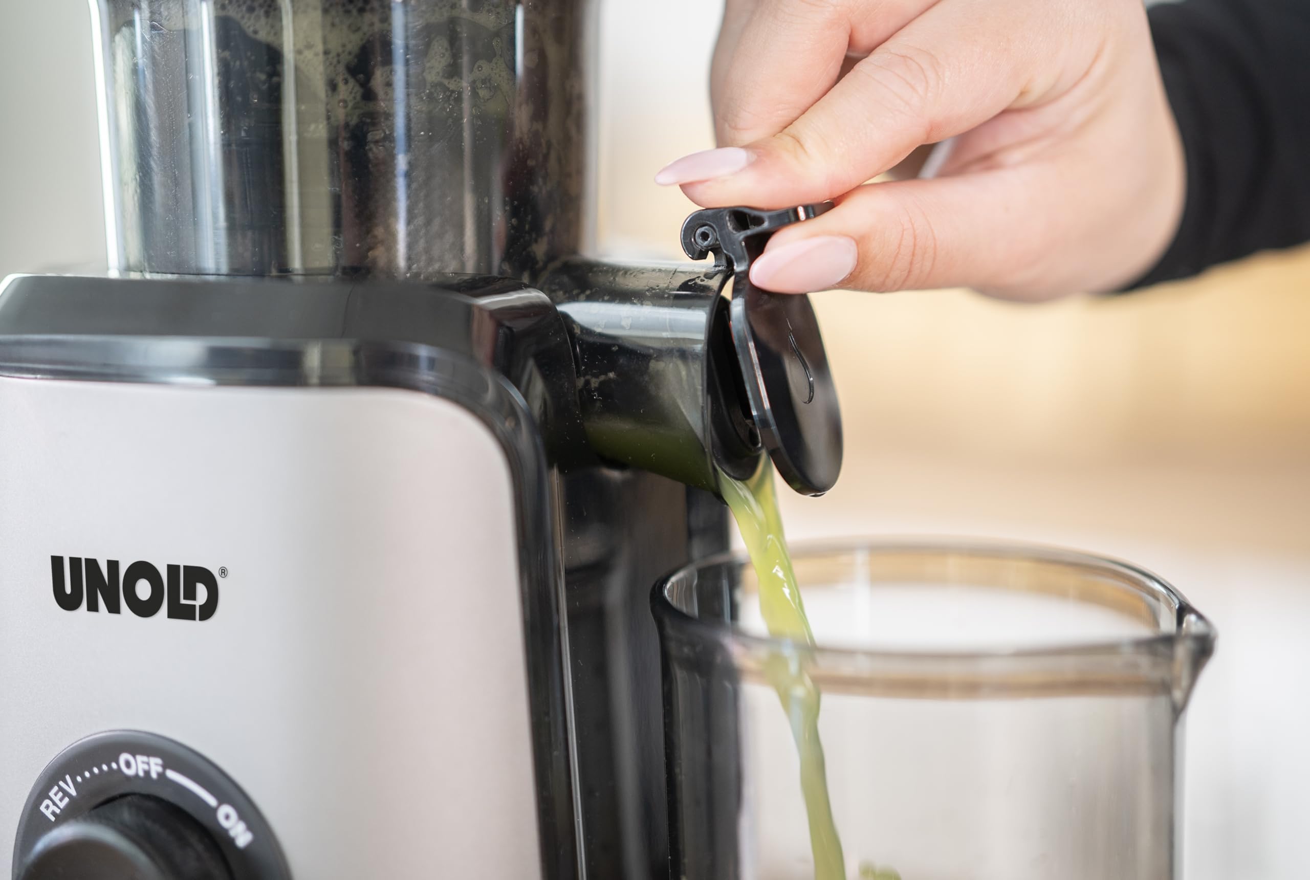 Unold 78275 Slow Juicer Sam, Entsafter mit großem Einfüllschacht und 300W Motor für Obst, Gemüse, Smoothies und Sorbets, mit 110 mm Einfüllöffnung, Leicht zu Reinigen, 800ml Fassungsvermögen
