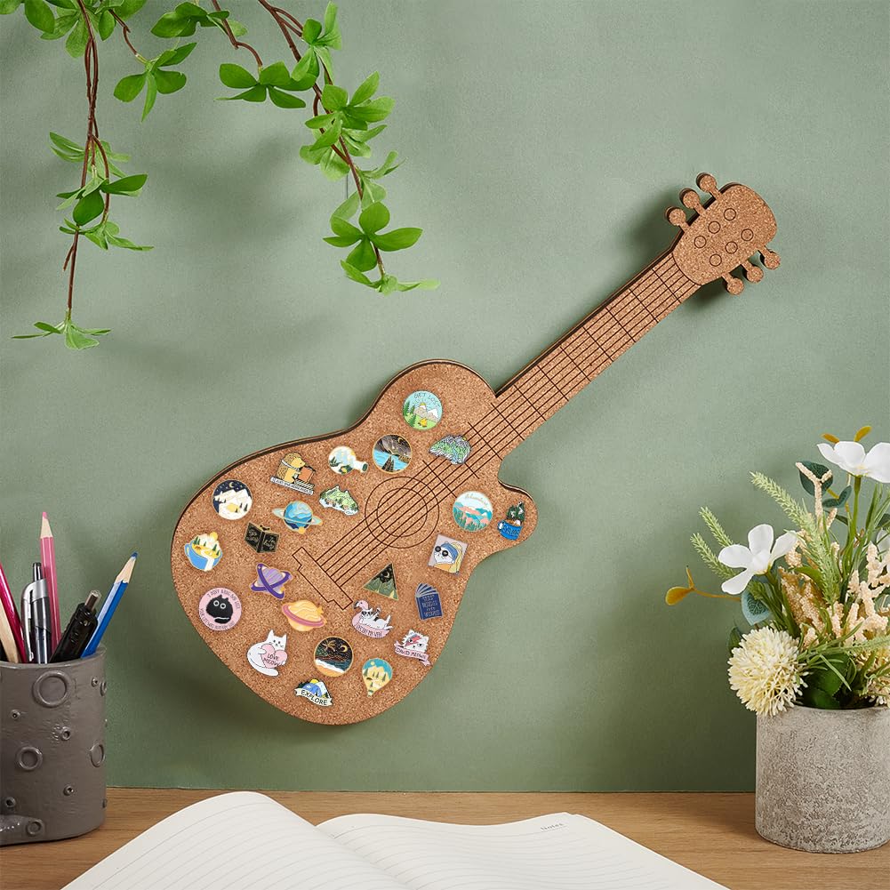 BENECREAT Pannello di Sughero con Spilla per Chitarra, Bacheca Espositiva Da 40x16.7cm, Bacheca In Sughero Montata A Parete per Esposizione di Spille e Spilli, Home Decor