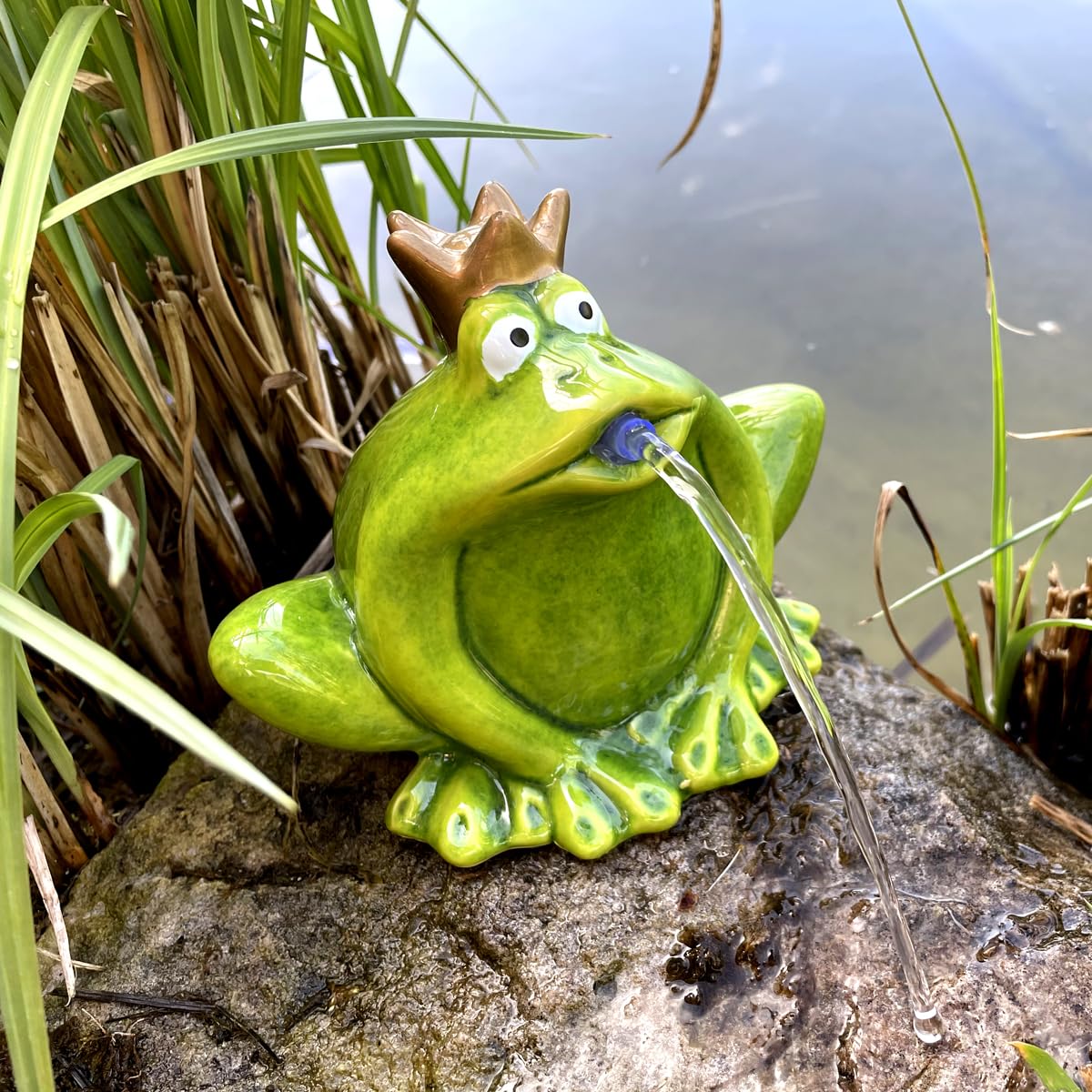 LB H&F Wasserspeier Froschkönig Miniteich mit Pumpe und Netzkabel Teichfigur aus Polyresin Frosch Deko Wasserspiel Gartenfrosch Gartenteich Terrasse/Balkon (Frosch)
