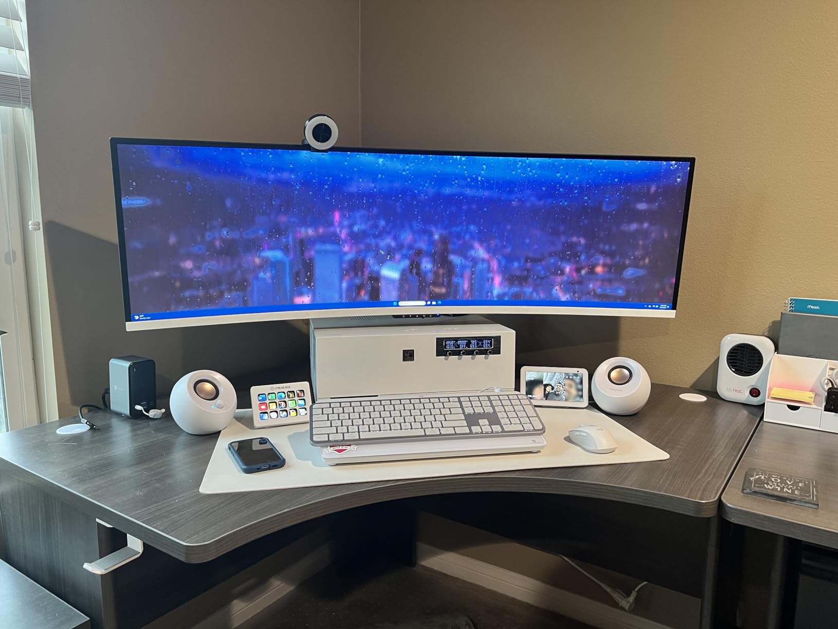 Cleanest looking webcam and no UGLY logos!