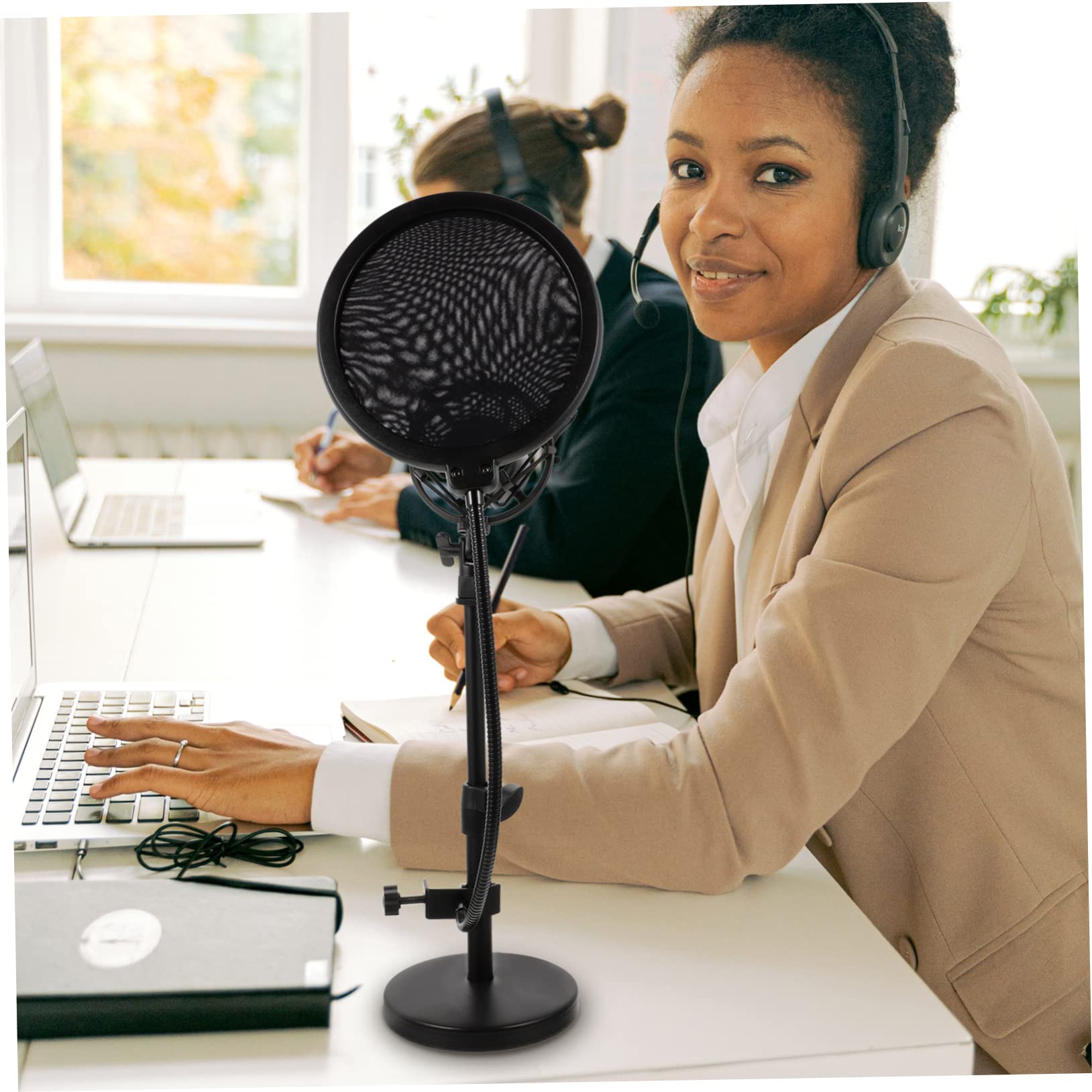 Supporto Microfono da Tavolo Regolabile Anti-vibrazione Nero | Struttura in Metallo, con Filtro Pop e Ripiano di Sostegno, per Studi Audio e Voice Over