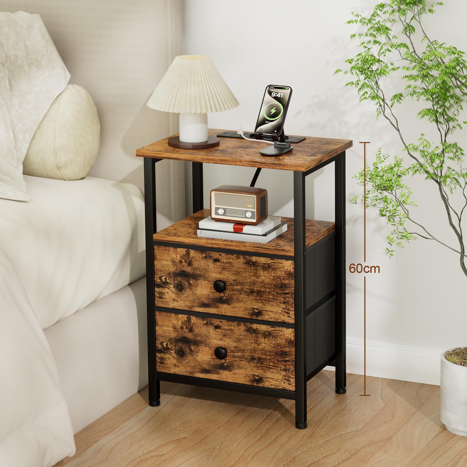 AMHANCIBLE Tables de Chevet avec Prises, Tables de Nuit avec 2 Tiroirs de Rangement en Tissu, Table d’Appoint Industrielle avec Prises USB pour Chambre à Coucher, Salon, Marron HETS020BR-1