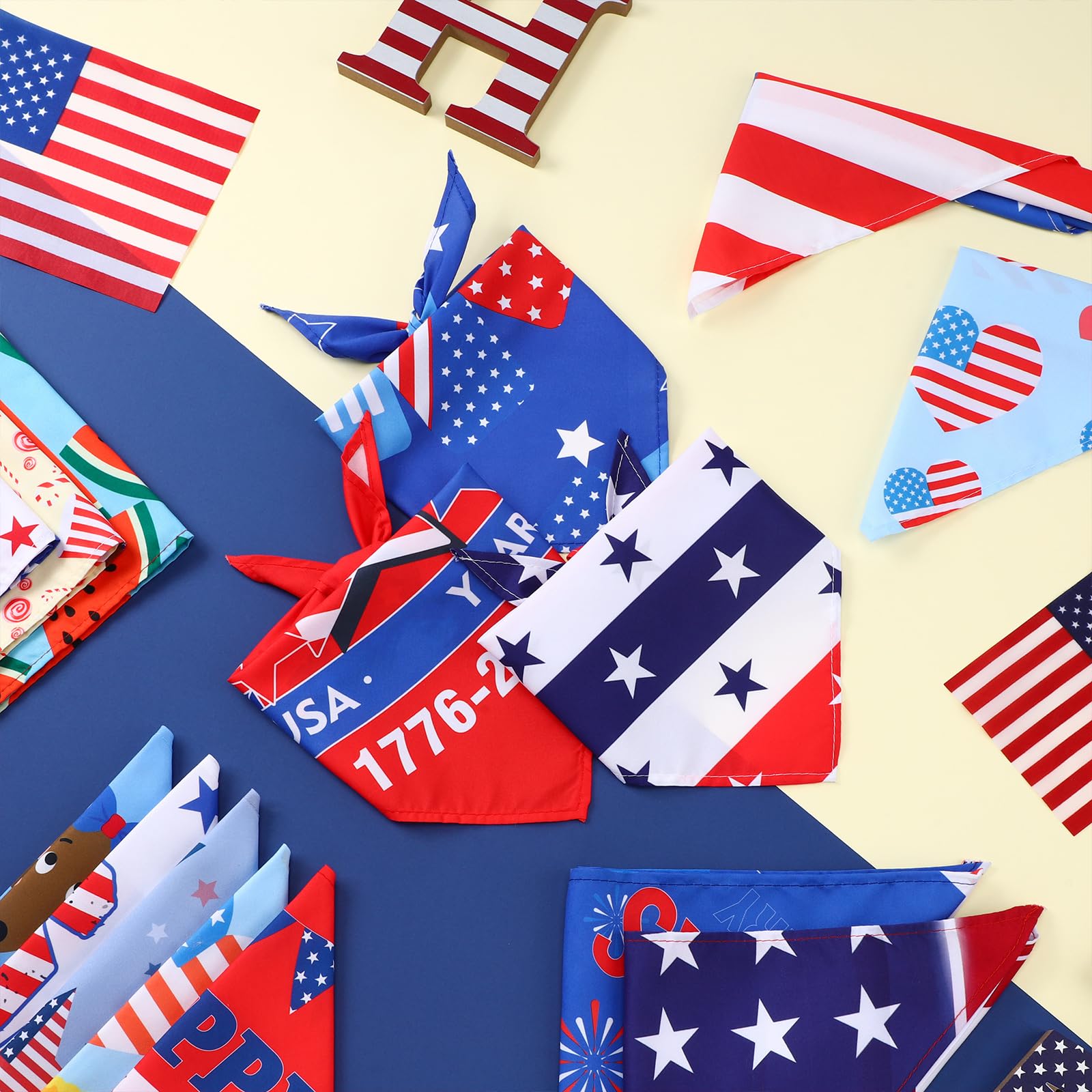 Huhumy Lot de 150 bandanas pour chien du 4 juillet - Bandanas patriotiques en vrac - Fête de l'indépendance - Bavoirs triangulaires pour chiens de taille moyenne et grande - 4 juillet - Festival