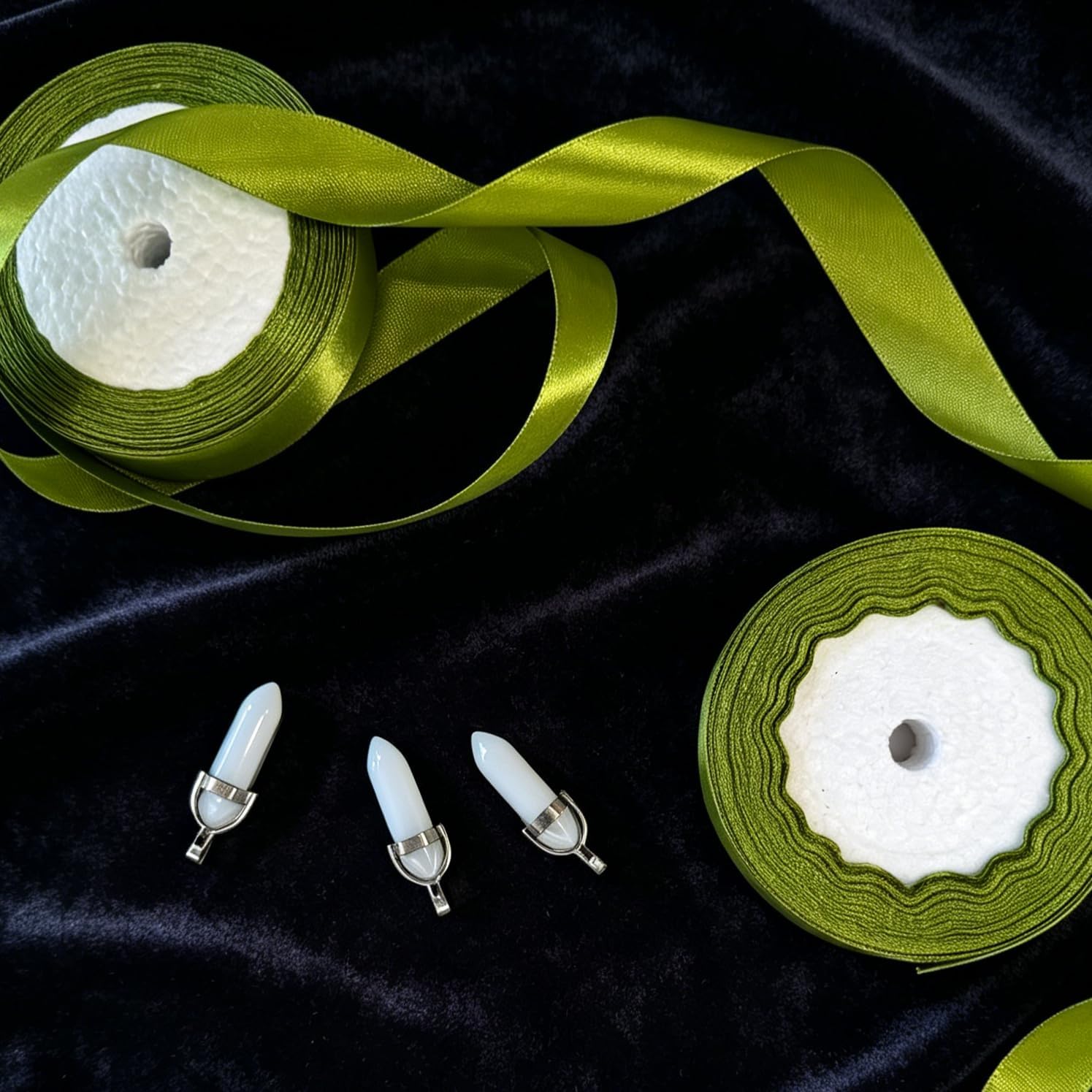 SNWDJZMDDD 1. DIY Craft kit Versatile Handmade Craft Supply Featuring Lush Green Streamers and Brilliant White Crystal Pendants for Elegant Event Decor