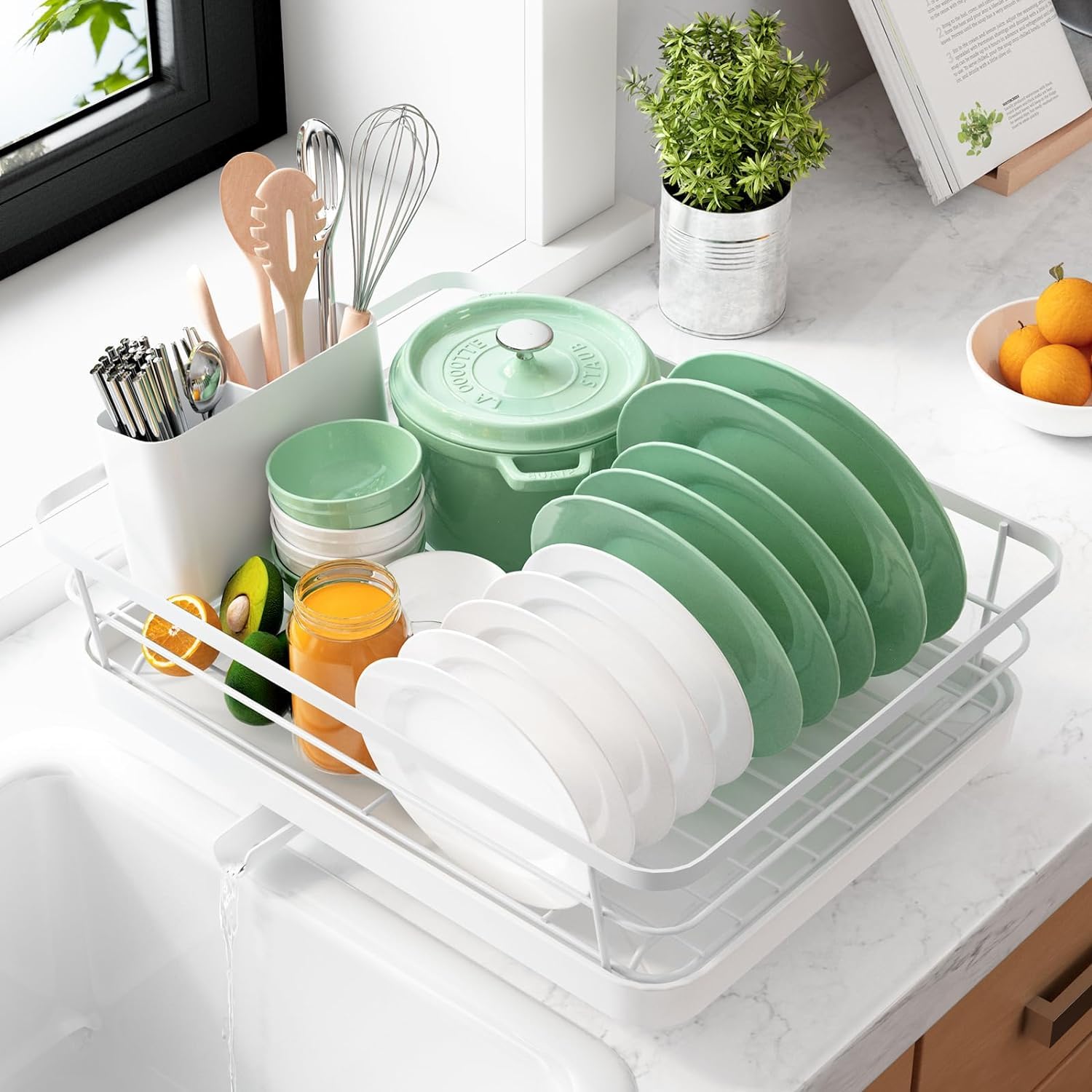 JUPPLIES Escurreplatos con Soporte para Utensilios Extraíble, Portavasos y Estante de Secado de Gran Capacidad - Escurridor de Platos con Boquilla de Drenaje Automático - 15,5x41,5x31cm - Blanco