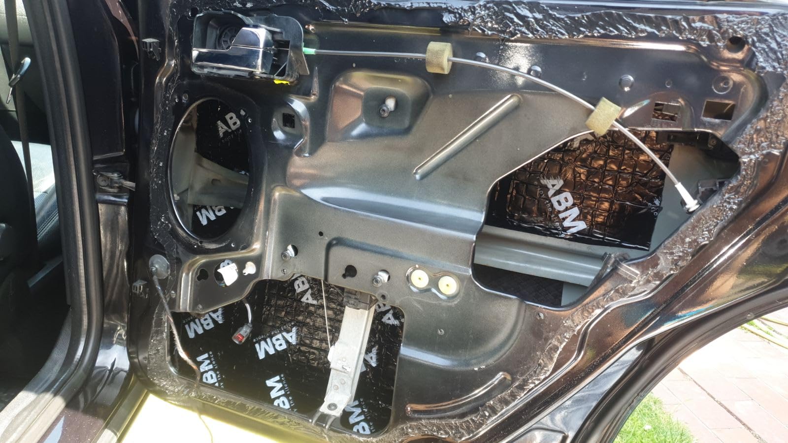 ABM Extreme - Tappetino fonoassorbente per auto, spessore 2,5 mm (98 mil), autoadesivo, 8 fogli da 50 x 70 cm ciascuno, per un totale di 2,8 m² (30,1 m²) per un isolamento acustico e antivibrazioni