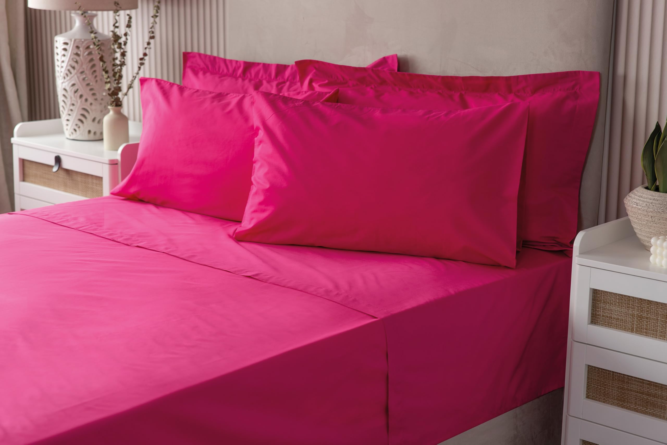 Belledorm Luxury Fitted Bed Sheet With Matching FREE 2 X PILLOW CASE Plain Dyed Poly Cotton Percale Easy Care Bed Sheet Genuine 50% cotton 50% polyester (Super King Size, Fuchsia)