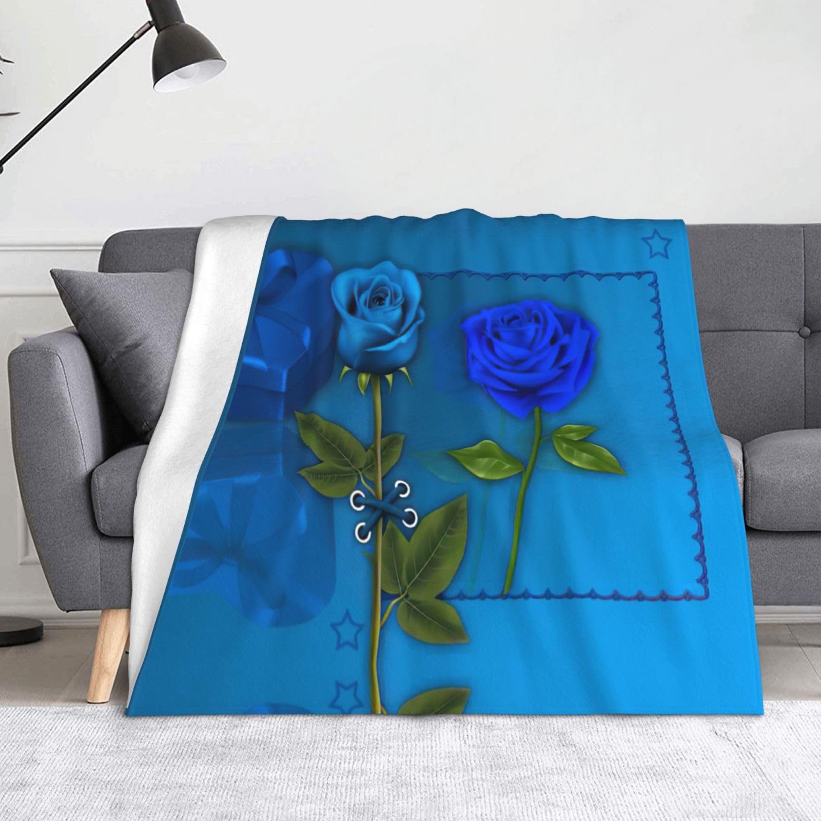 Couverture en flanelle douce idéale pour vos soirées lecture au salon avec motif roses