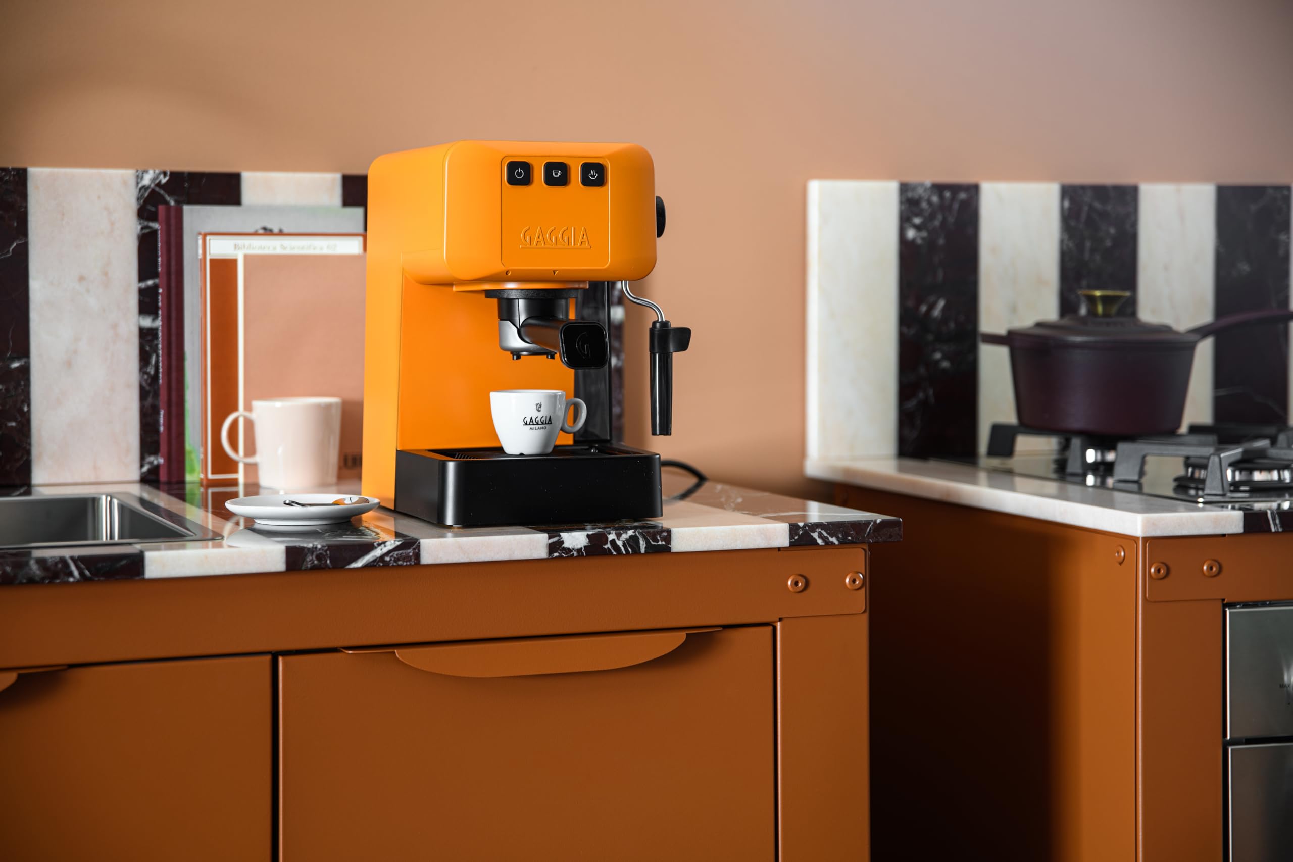 Gaggia EG2109 ORANGE Macchina Manuale da Caffè Espresso, Macinato o Cialde, Sistema POD per Espressi Cremosi Con Cialde, Pre-Infusione Automatica, 15 bar, Nuovo Modello 2023, 100% Made in Italy