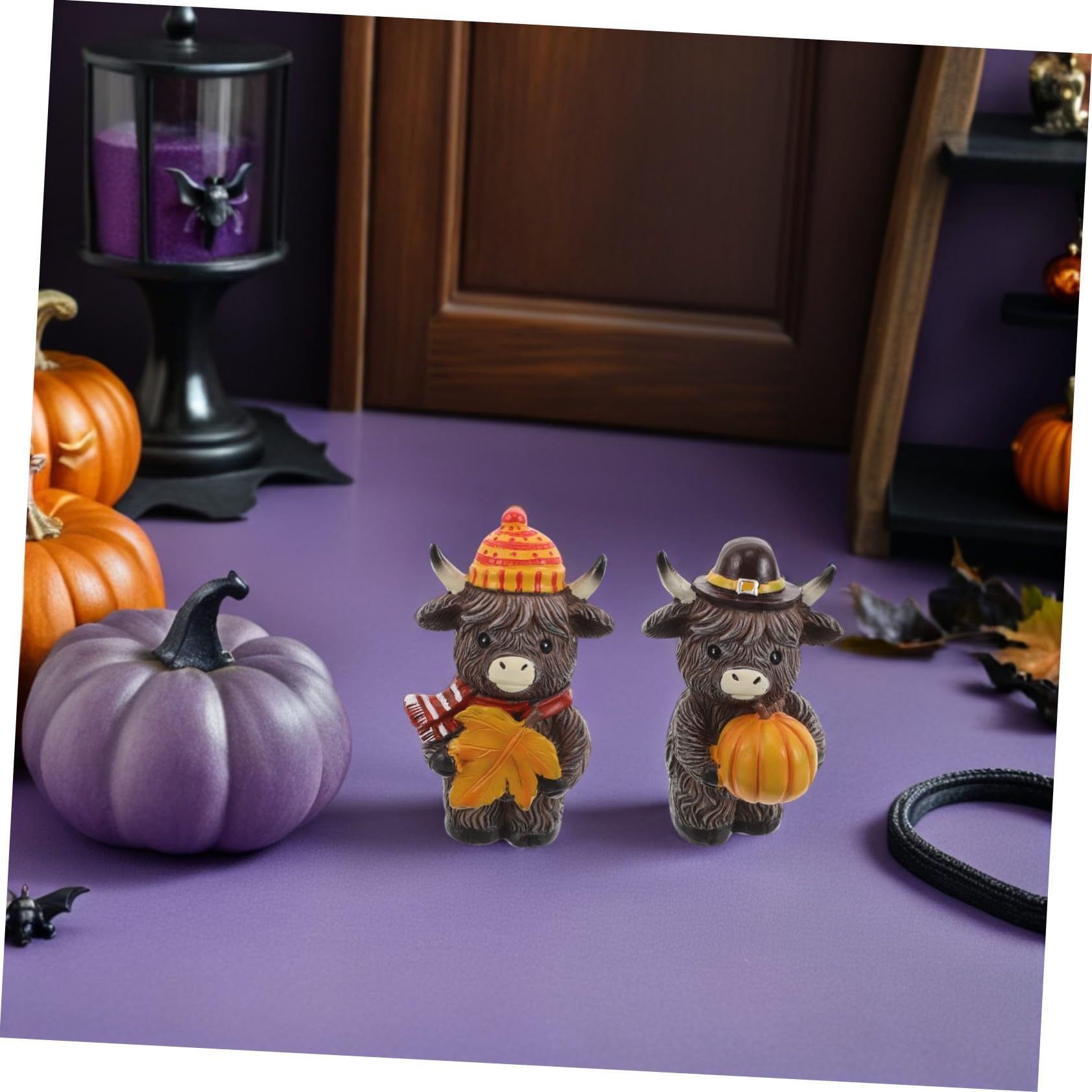 2 Stück Herbstdeko Hochlandrind Resin Figurine mit Kürbis Herbstliche Farmhaus Deko für Garten Büro Fensterbank für Halloween und Thanksgiving Kompakte Tierfigur für Tisch und