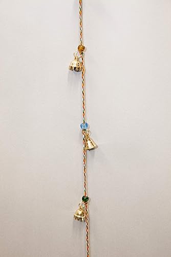 Hermoso timbre con diez campanas de latón pulido de aproximadamente 1 pulgada de alto en una cuerda de 40 pulgadas