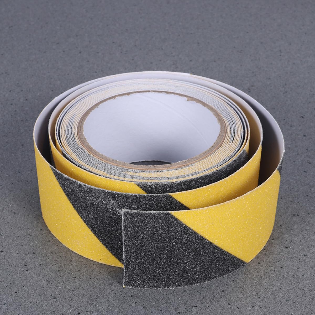 KOMBIUDA 2 Nastro Antiscivolo Sicurezza Nero Giallo Adesivo per Gradini e Aree Rischio Resistente e Ben Segnalato per Uso ed Esterno