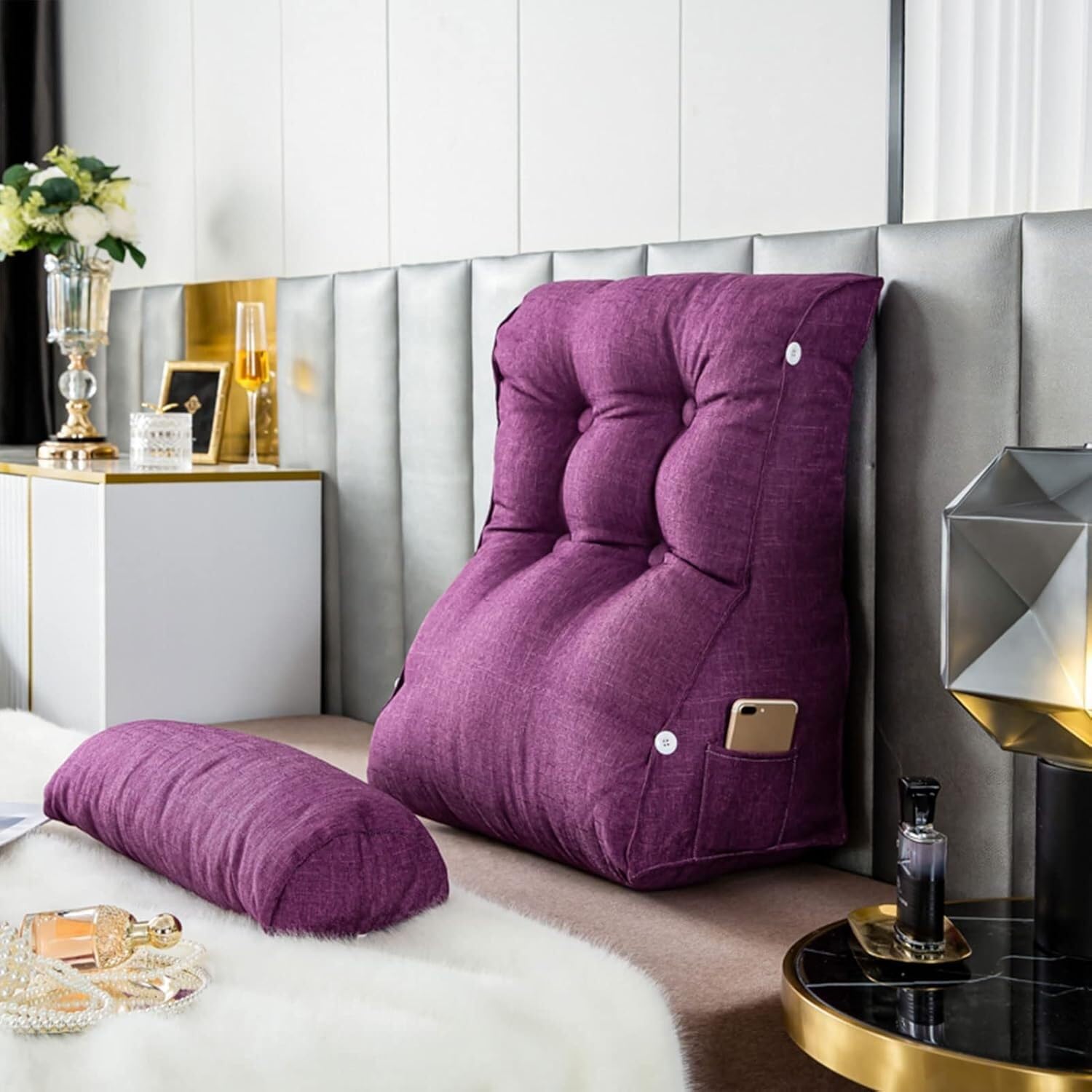Coussin de détente violet contre le mal de dos en lecture sur lit
