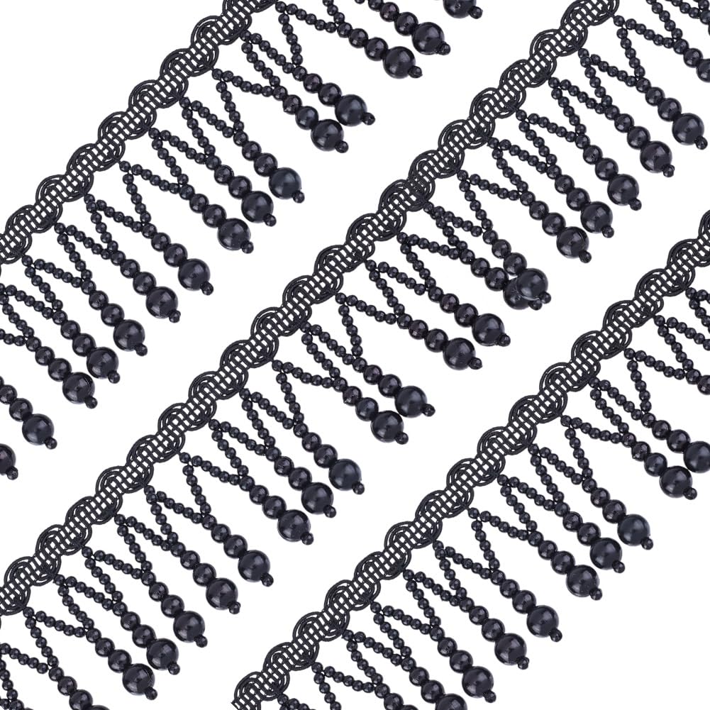 Ruban en dentelle avec perles suspendues pour masquer une couture et embellir une robe noire