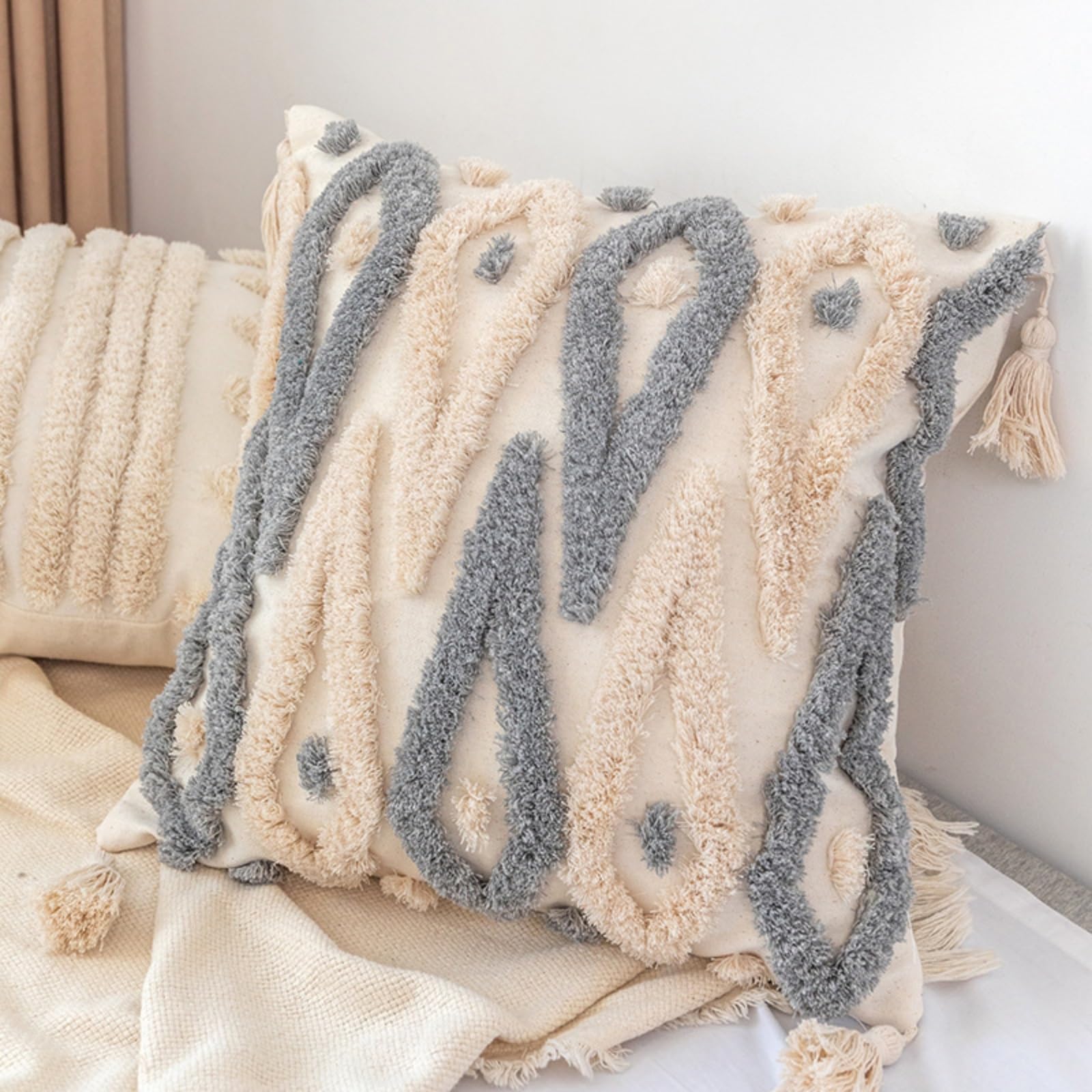 Housse de coussin à pompons : dites adieu à un canapé terne et sans vie