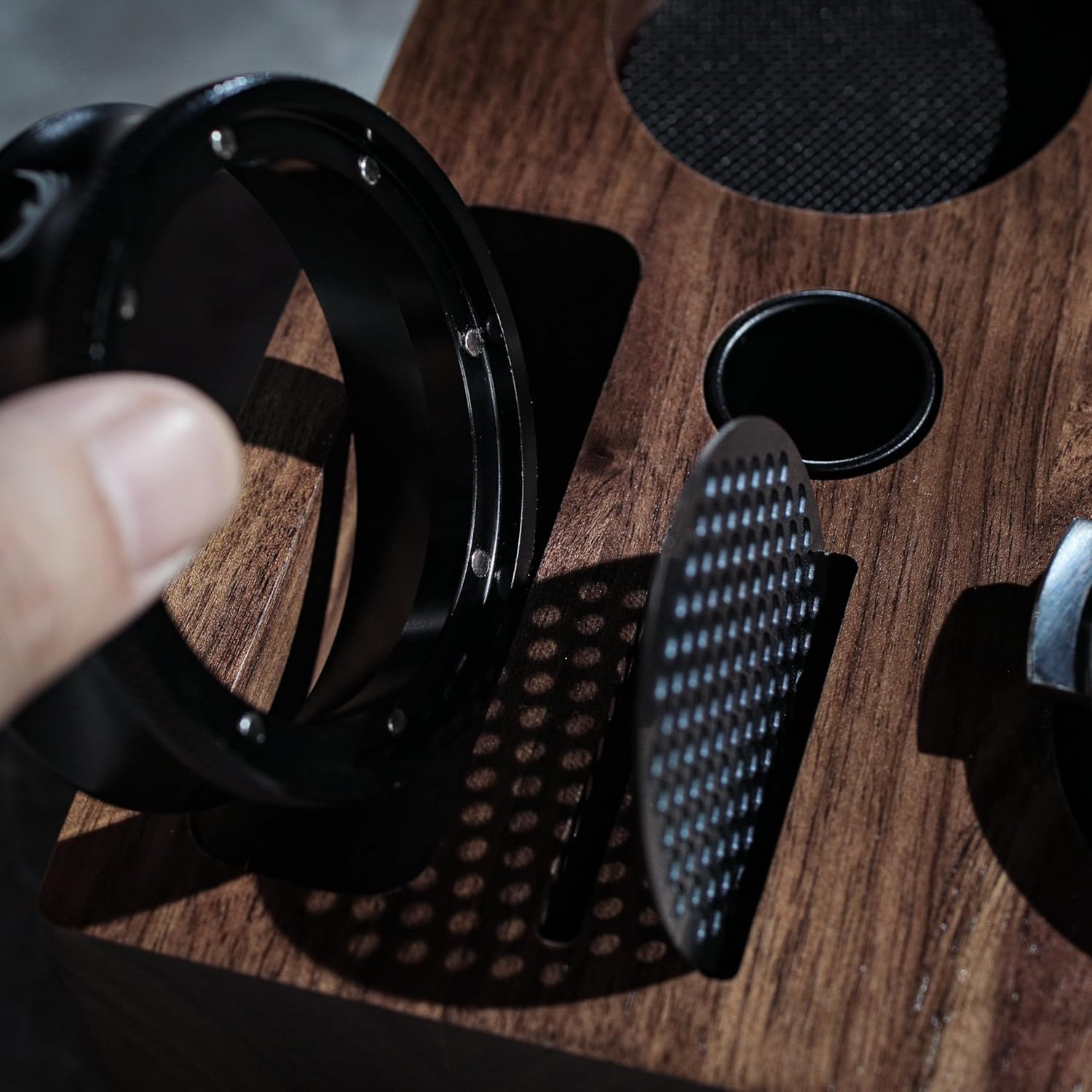 58,5mm Espresso Zubehör Set aus Walnussholz, 6-teiliges Barista Kit mit Kalibriertem Tamper, Distributor, Tamperstation mit Knock Box, Dosiertrichter und Puck Screen