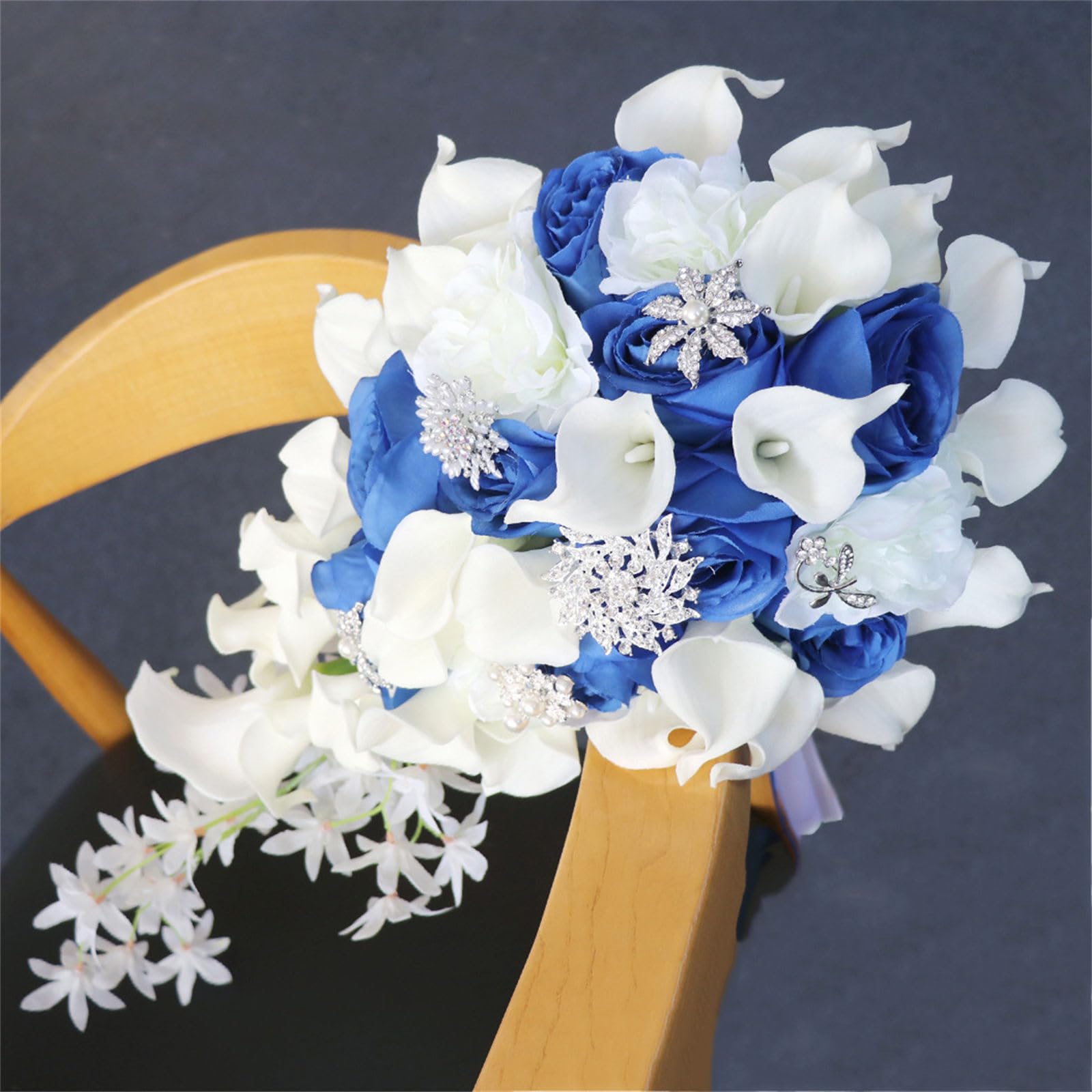 Hochzeitsstrauß, Brautstrauß, 25,9 cm künstlicher weißer Calla-Lilien-Brautstrauß mit Kristallornamenten, kaskadenförmiger Strauß für kirchliche Hochzeiten (rot) (blau)