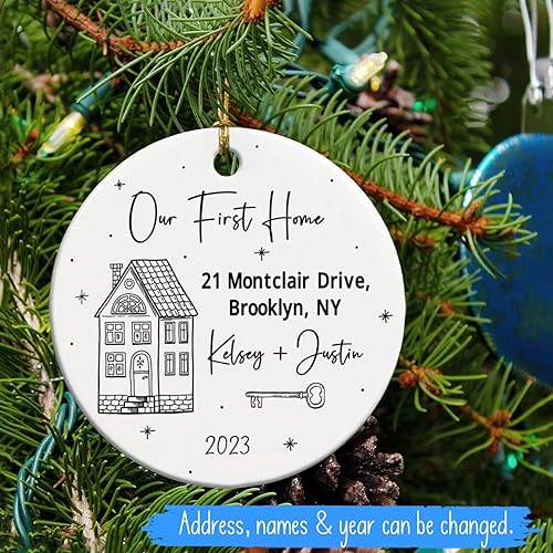 Vista 51 de Adorno de cerámica personalizado para la primera Navidad en nuestro nuevo hogar 2025, regalo de recuerdo de casa para parejas de recién casados