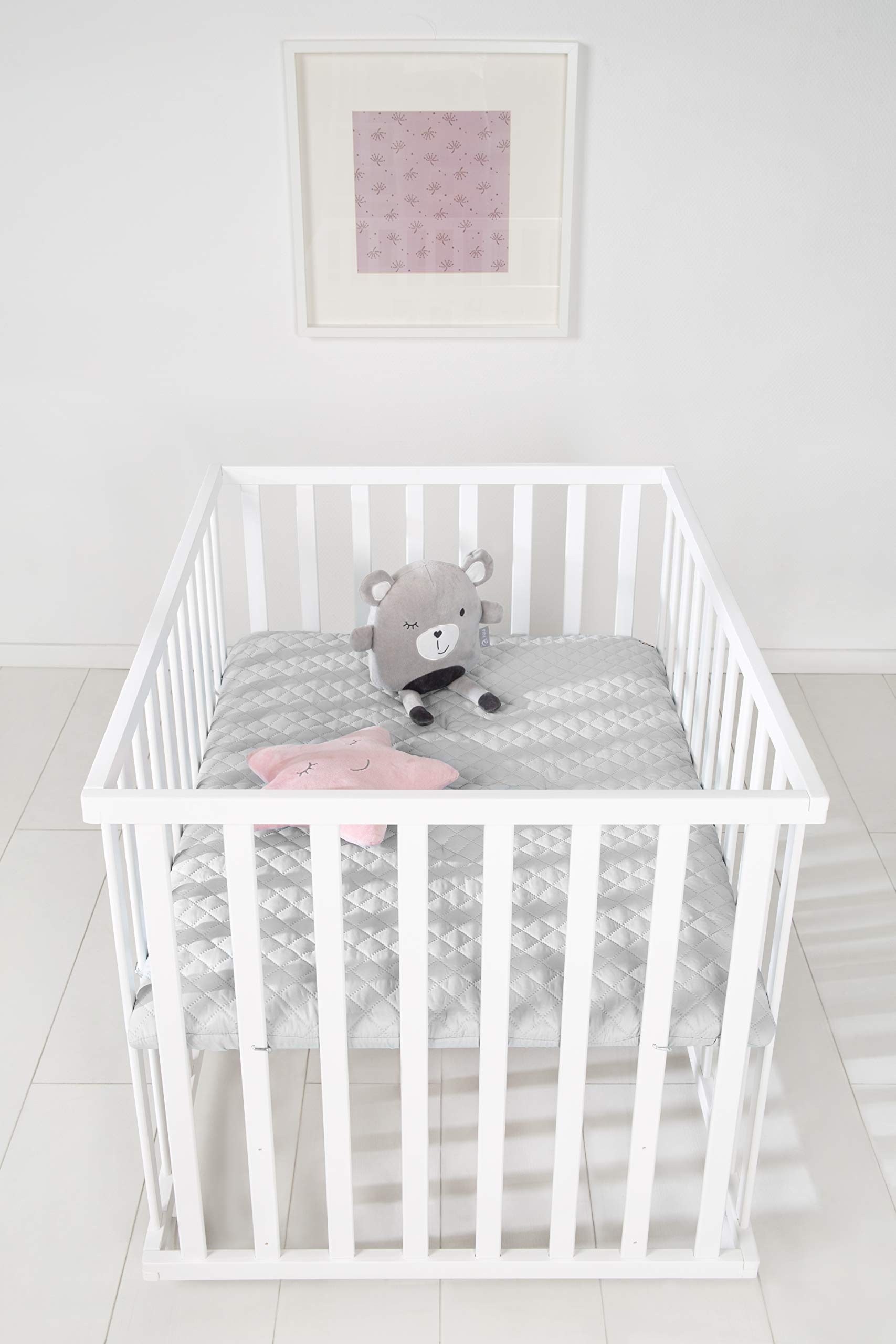 roba Parc Bébé en Bois 75 x 100 cm + Tapis de Parc roba Style Gris - Base Ajustable en Hauteur sur 3 Niveaux - Roulettes avec Freins - Laqué Blanc