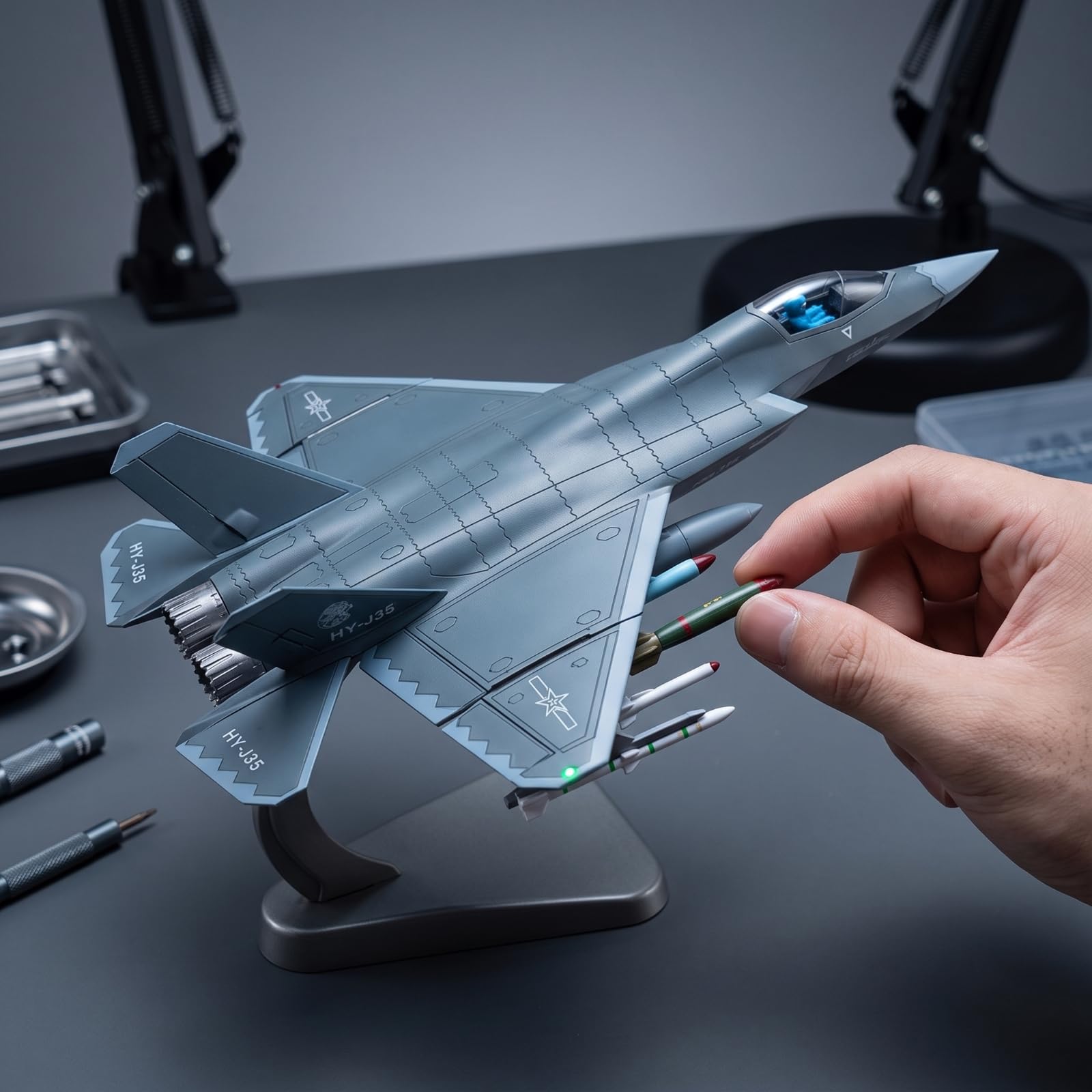 Harilla Aereo Modello da Caccia Maquette Velivolo Miniatura in Lega E Plastica Accessori Staccabili Sotto Tettuccio Cristallino Presentazione Dinamica su