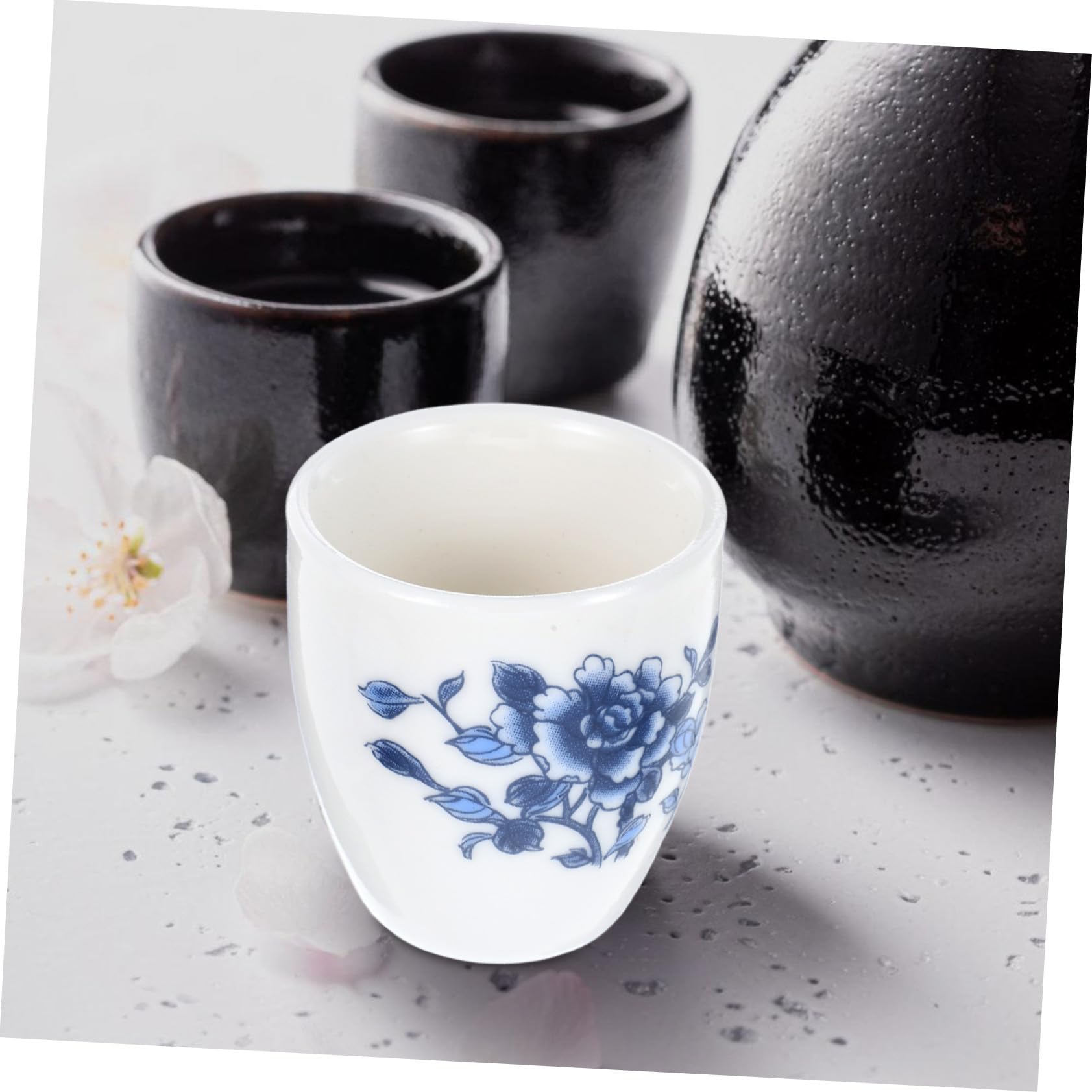 Japanisches Keramik Sake Set mit Tokkuri Flasche und Traditionellen Ochoko Bechern Hitzebeständig Dekoriert mit Blumenmuster für Hausparty und Geschenk für Sake Liebhaber