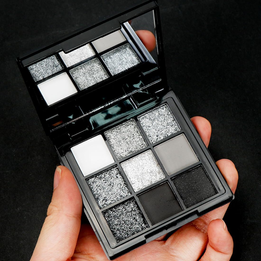 Palette di Ombretti Smokey, 9 Colori Halloween Trucco Ombretto Occhi Goth Nero Argento Grigio, Eyeshadow Scuri a Lunga Durata,Set di Trucchi per Ragazze, Kit Regalo per Spettacoli Teatrali Halloween