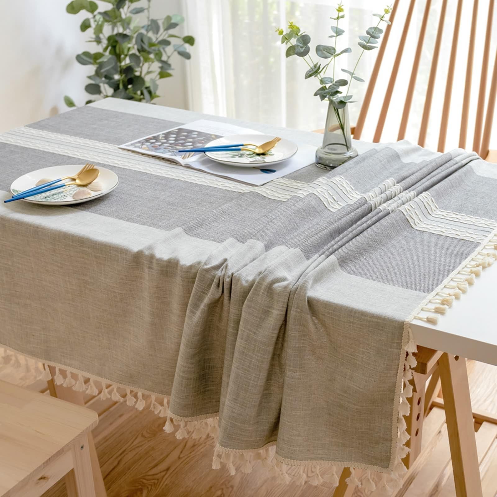 Nappe rectangulaire élégante en mélange Coton-Lin Lavable, à Rayures symétriques et Pompons. Idéale pour cafés, Restaurants, buffets et intérieurs raffinés.