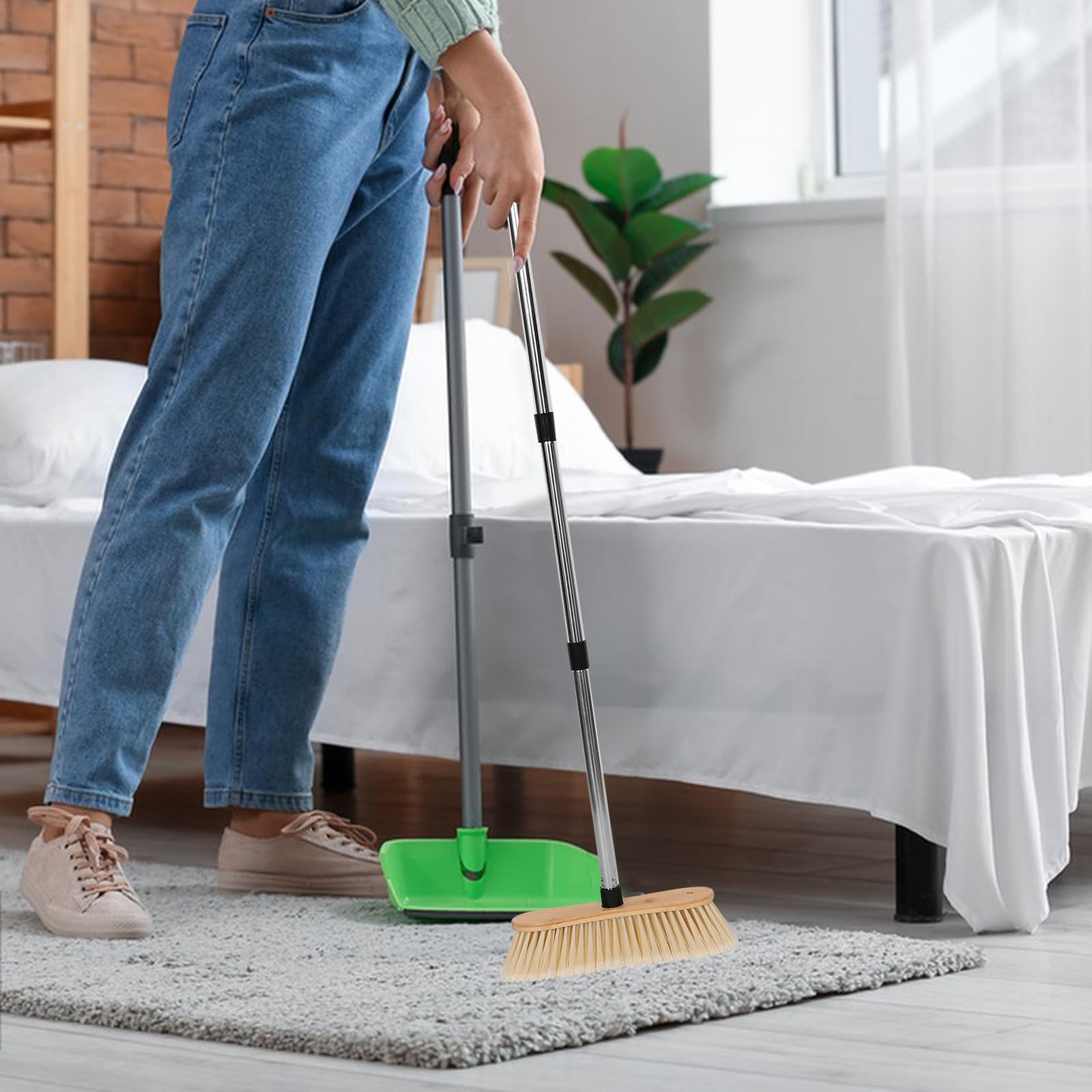 Escoba de Jardín Mango Ergonómico de Bambú con Mango de Acero Inoxidable y Cerdas Duras Resistente Flexión para Limpiar Exteriores y Terrazas