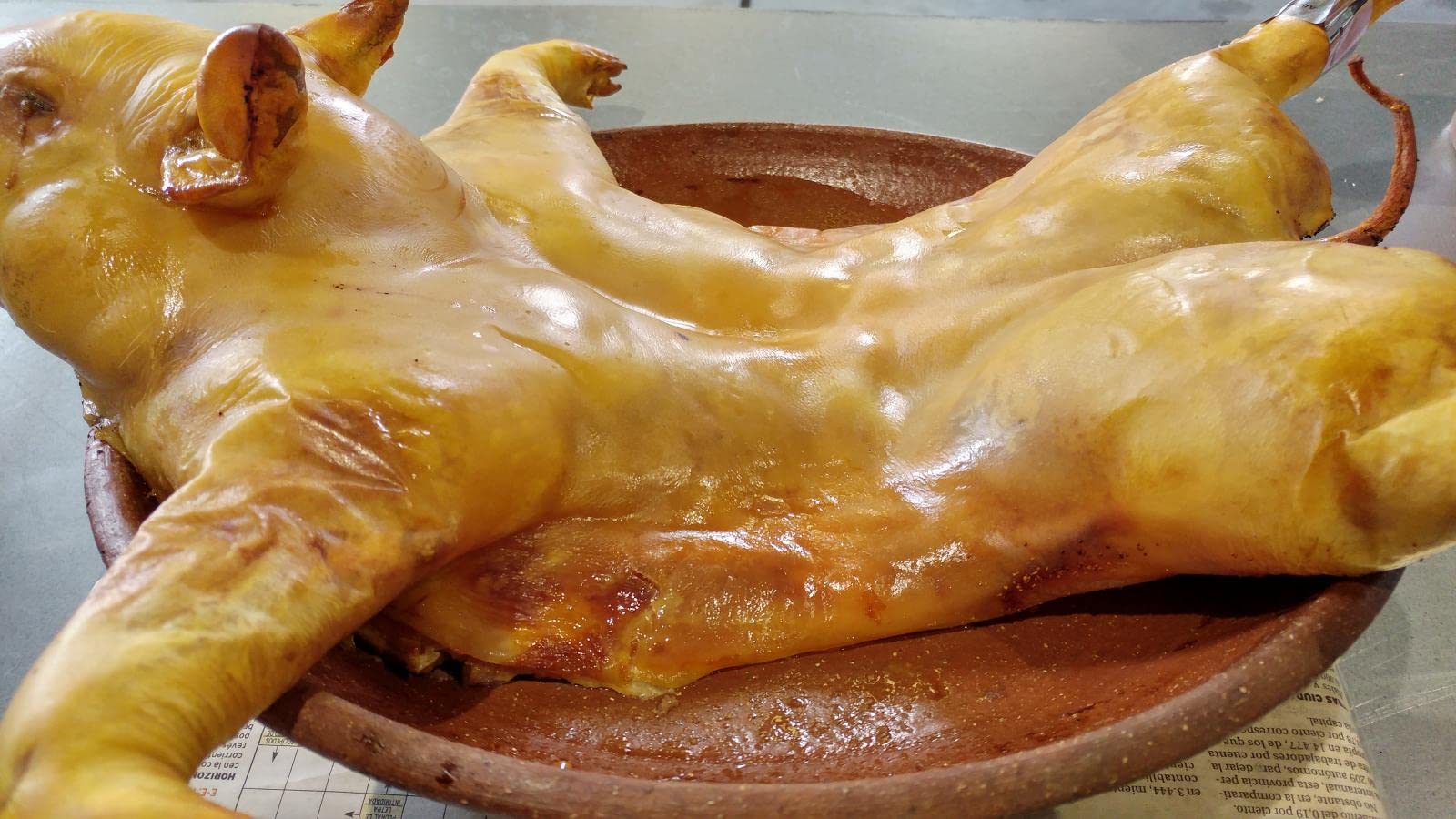 Cuarto de Cochinillo asado. Cochinillo de Arévalo. Asado en horno de barro con leña de encina desde 1875.