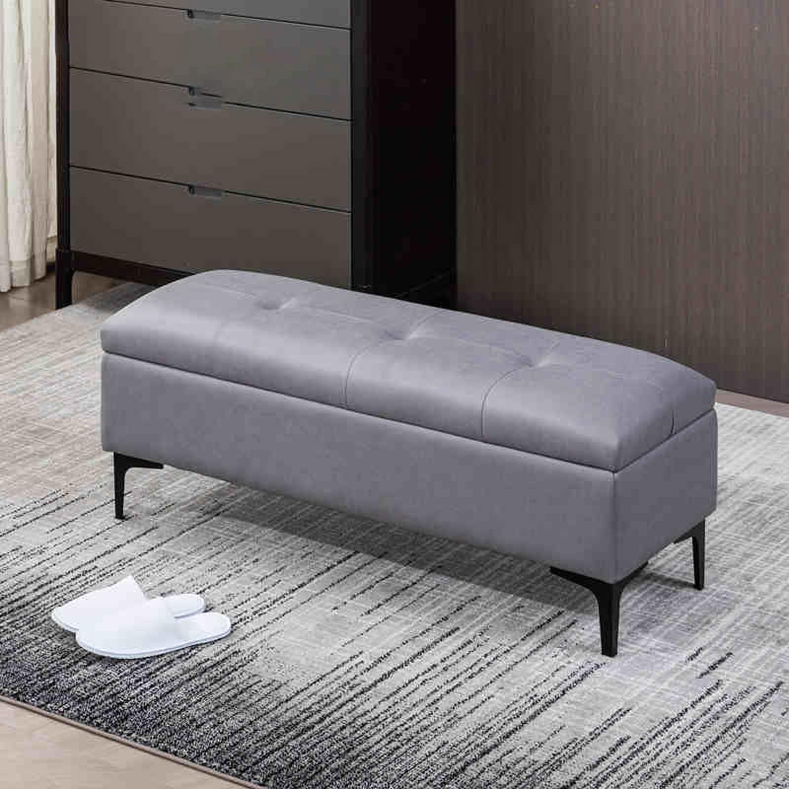 Pouf de rangement en similicuir gris pour gagner de la place et s'asseoir confortablement