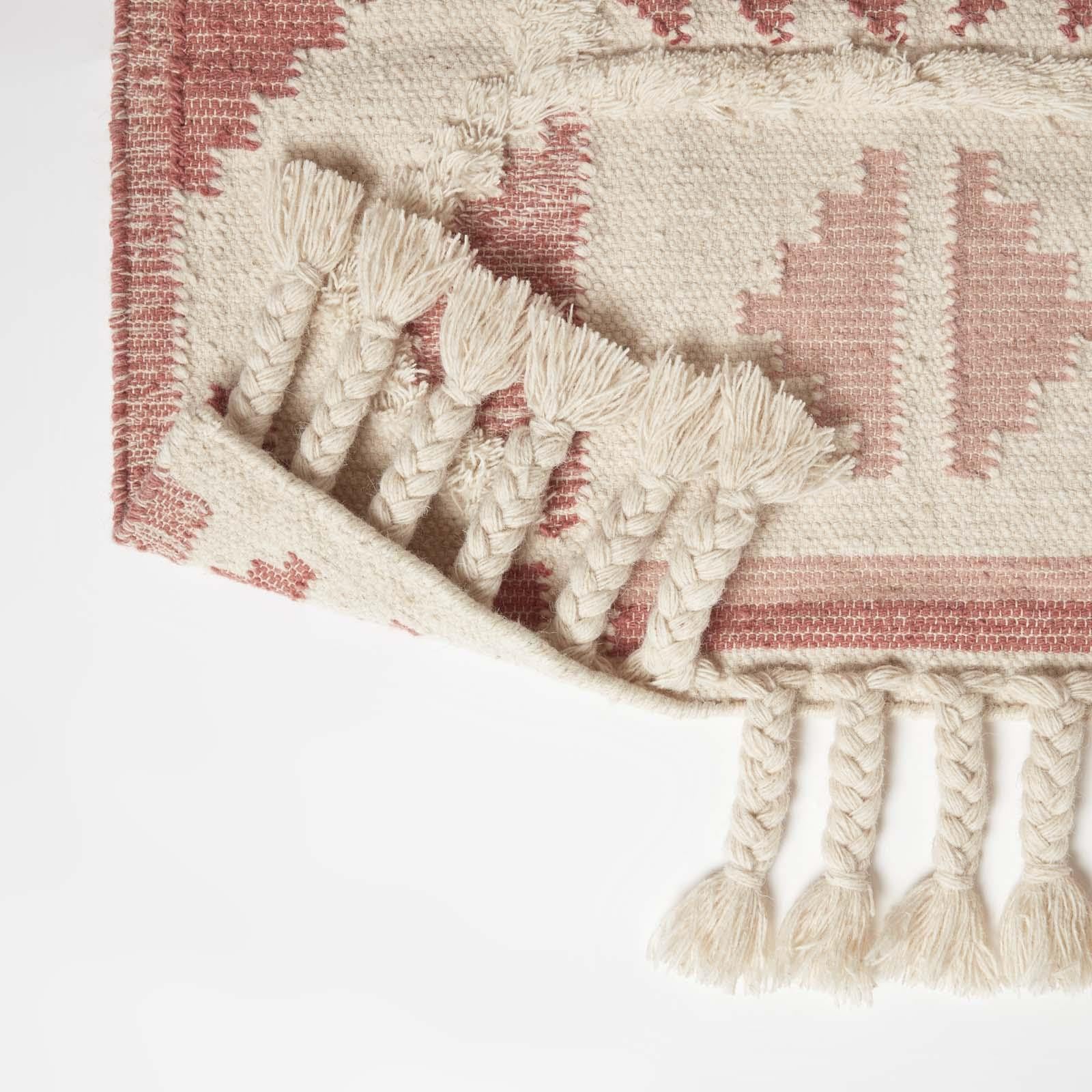 HOMESCAPES Tappeto Kilim intrecciato a mano rosa e naturale, 90 x 150 cm, in lana e cotone, tappeto per soggiorno "Satara" con motivo geometrico tradizionale trapuntato e nappe