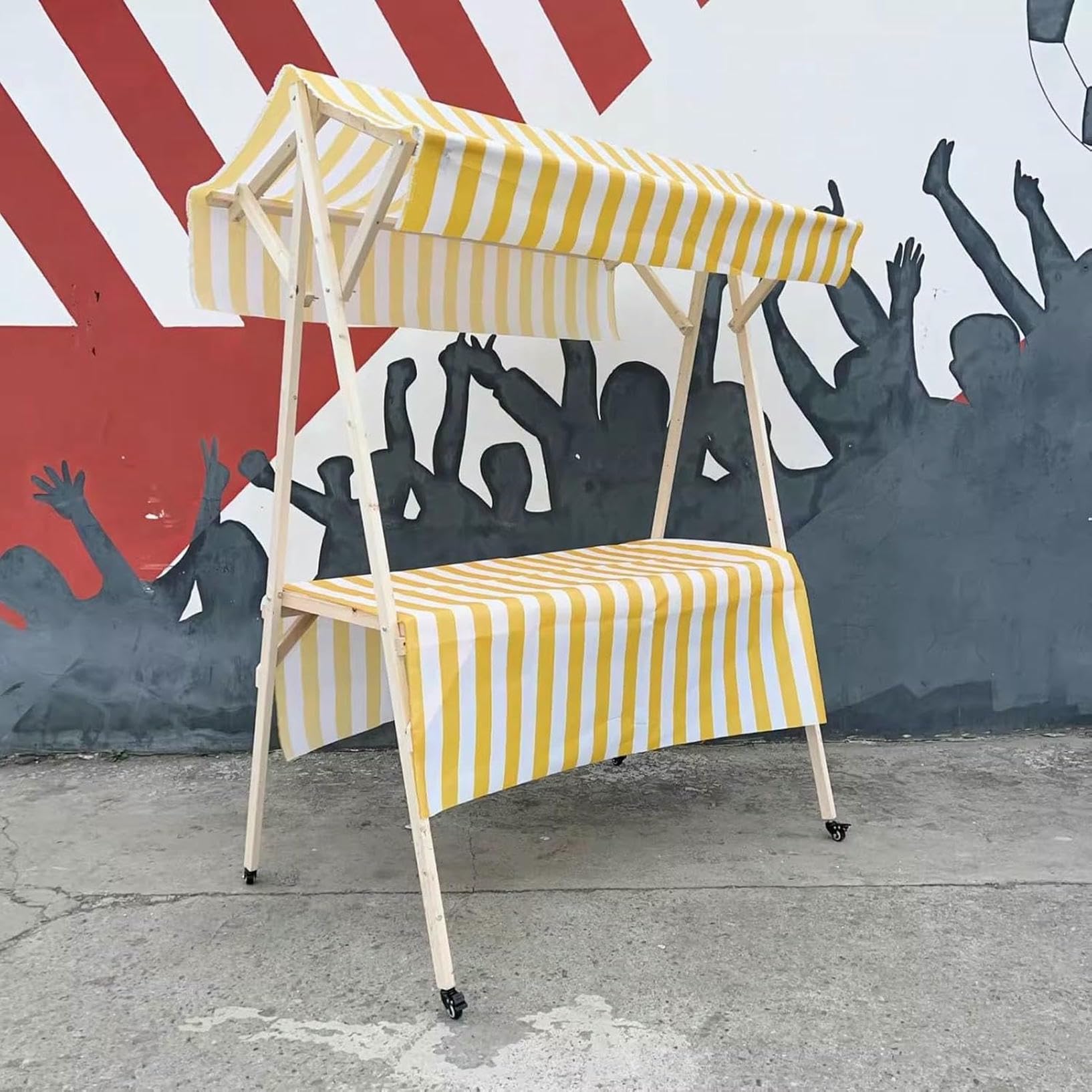 Kiosque de rue en bois pour vente de glaces et hot-dogs lors de festivals en plein air