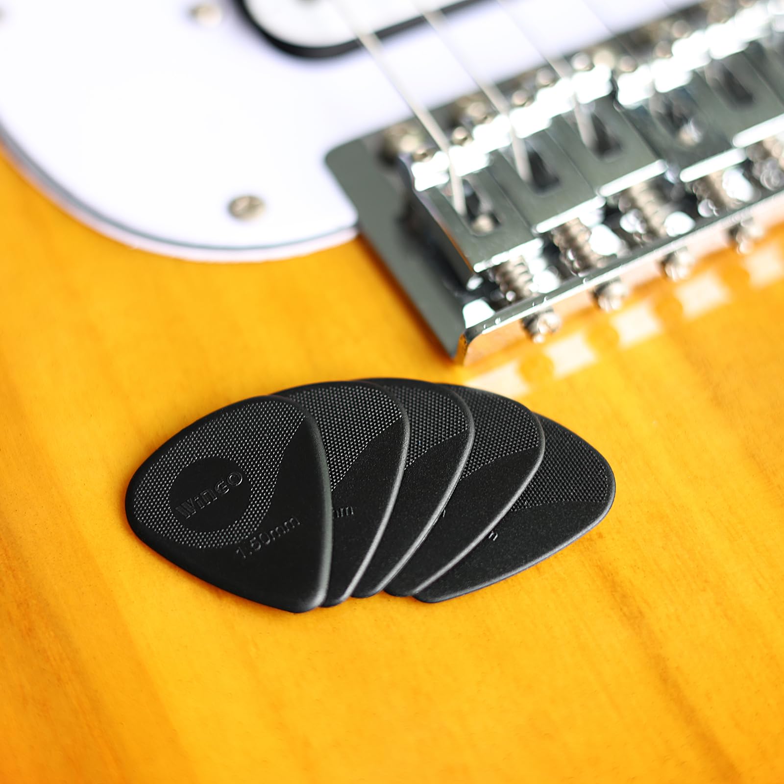 WINGO Gitaar plectrums met grip gestempeld, antislip plectrums 5 Pack (073, 088, 1.0, 1.25, 1.5mm) voor akoestische elektrische gitaar basgitaar - zwarte kleur