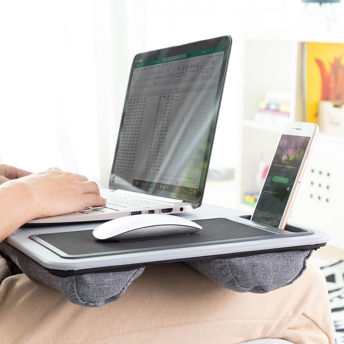 InnovaGoods® Scrivania portatile per computer con cuscino XL Deskion, lavora o studia comodamente ed ergonomicamente, con un design da scrivania e cuscino XL, ideale per casa e ufficio.