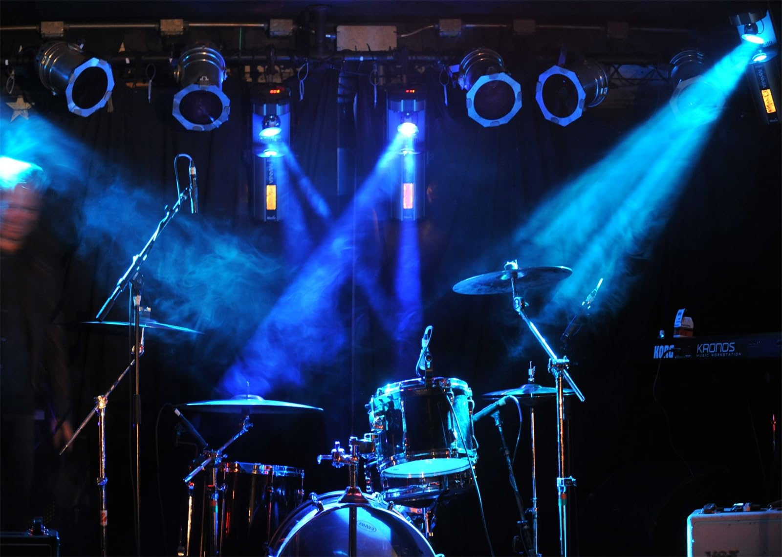 12x8FT (3.6x2.5m) Palco Con Batteria Sotto Faretti Blu Sfondo Fotografico | Locale Musicale Dai Toni Freddi Fondale In Tessuto,Batteria Microfoni Luci,Per Feste Musicali E Ritratti,Photo Booth
