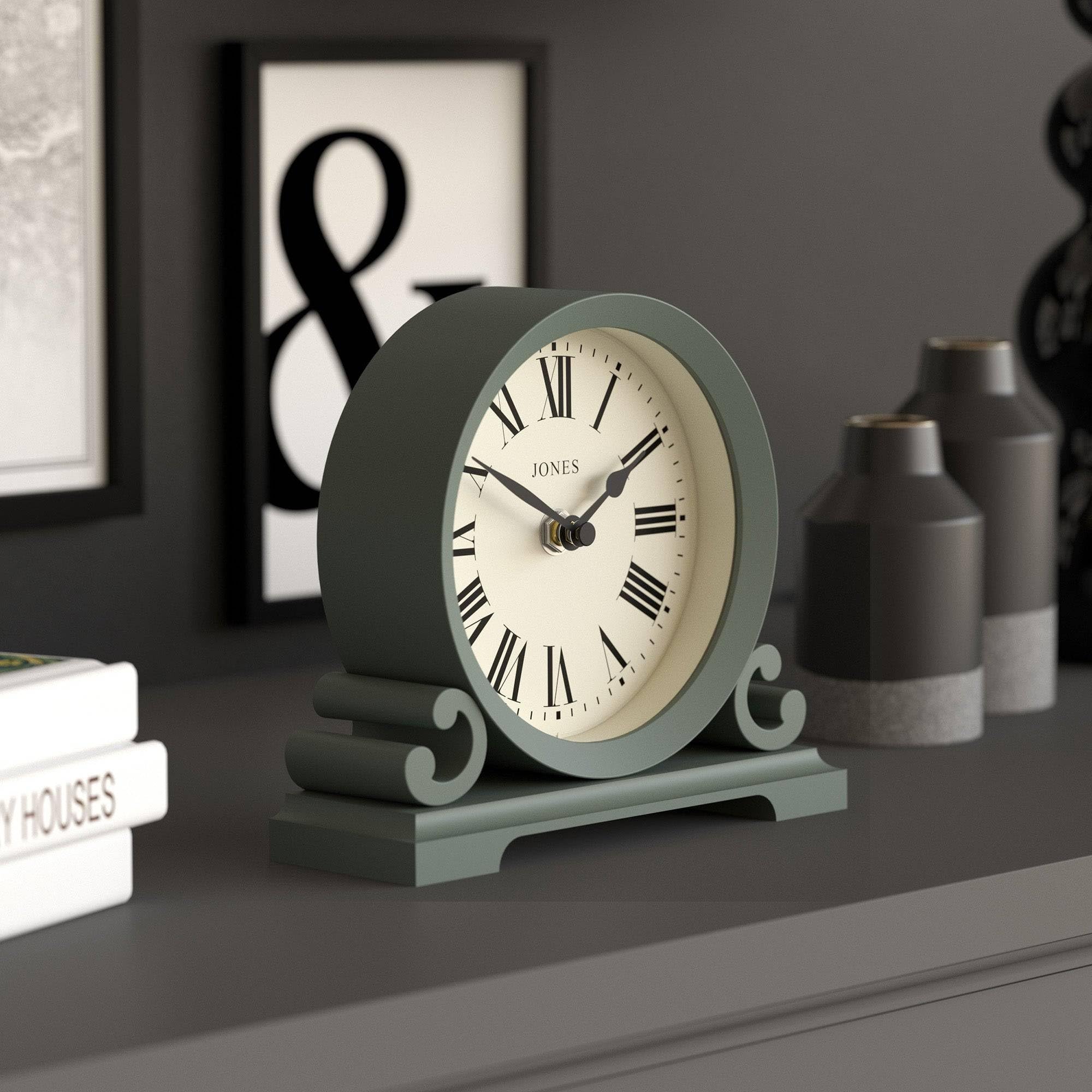 JONES CLOCKS® Saloon Kaminsimsuhr | Kleines traditionelles doppelscroll-Design | Grün | Römische Zahlen | Klassischer Stil für Schreibtisch, Tisch, Regal oder Bett