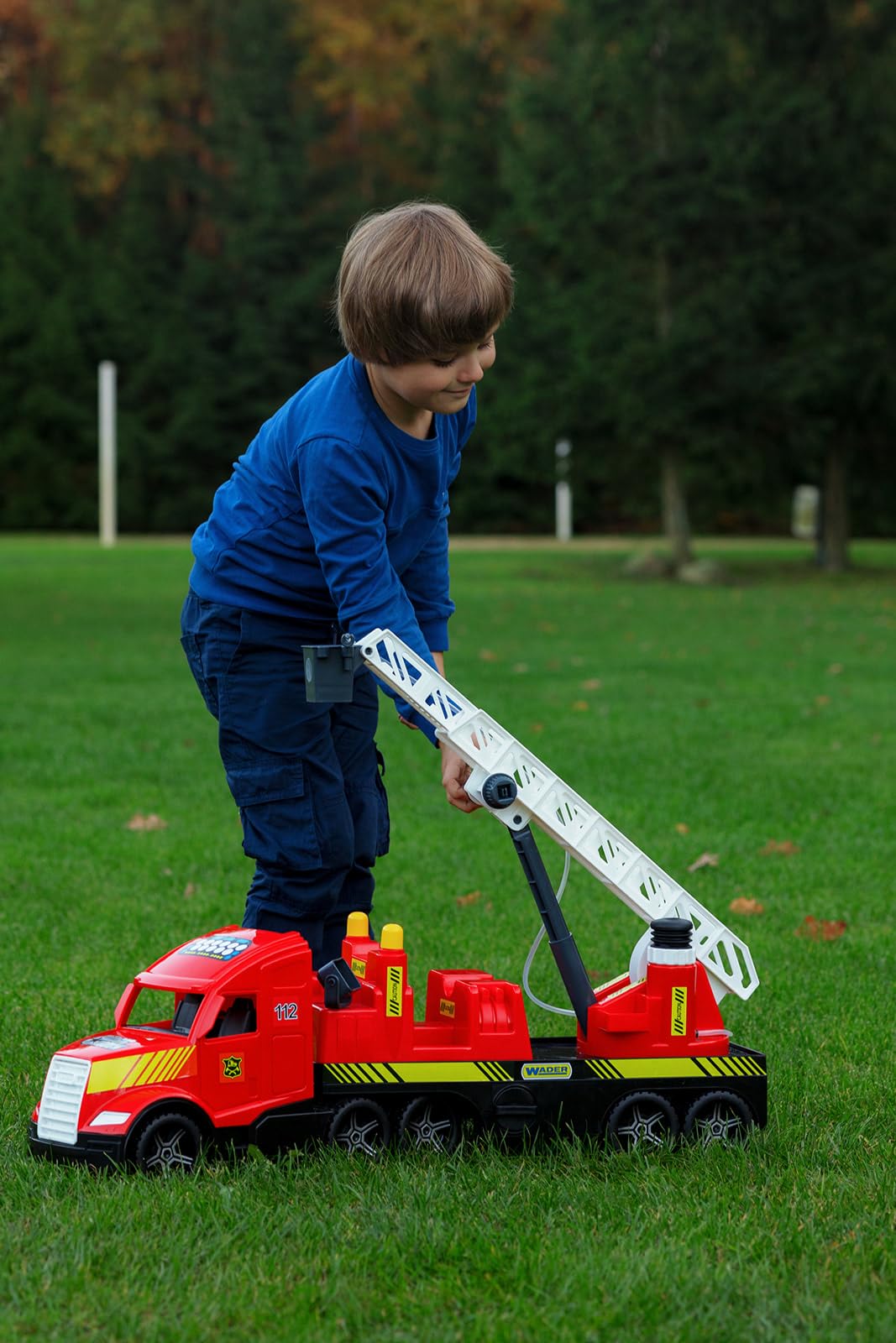 Wader 36221 - Magic Truck Feuerwehr mit ausziehbarer Leiter, Wasserspritze und leuchtenden Scheinwerfern, Größe ca. 79 cm, für Kinder ab 3 Jahren, Geschenk für kreatives Spielen