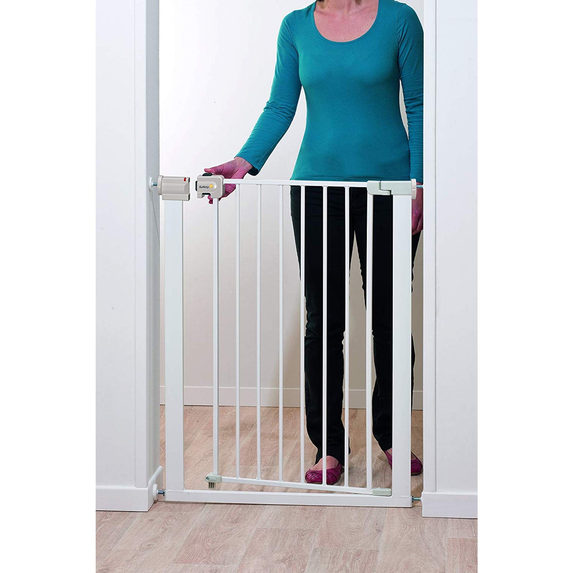 Safety 1st Easy Close Extra Tall Metal Safety gate 91 cm de altura, puerta para niños, escaleras, puertas y compartimentos con dimensiones 73-80 cm, puerta para perros de interior, metal color blanco