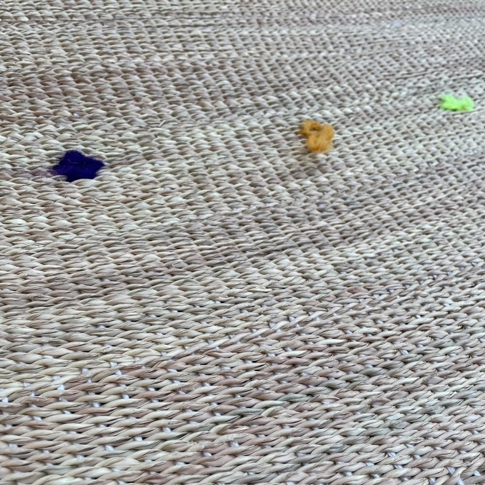 Tapis Hassira marocain en paille de palmier tissée à la main par des artisans experts du Maroc. Complétez le tapis des broderies berbères simples en laine colorée naturellement.