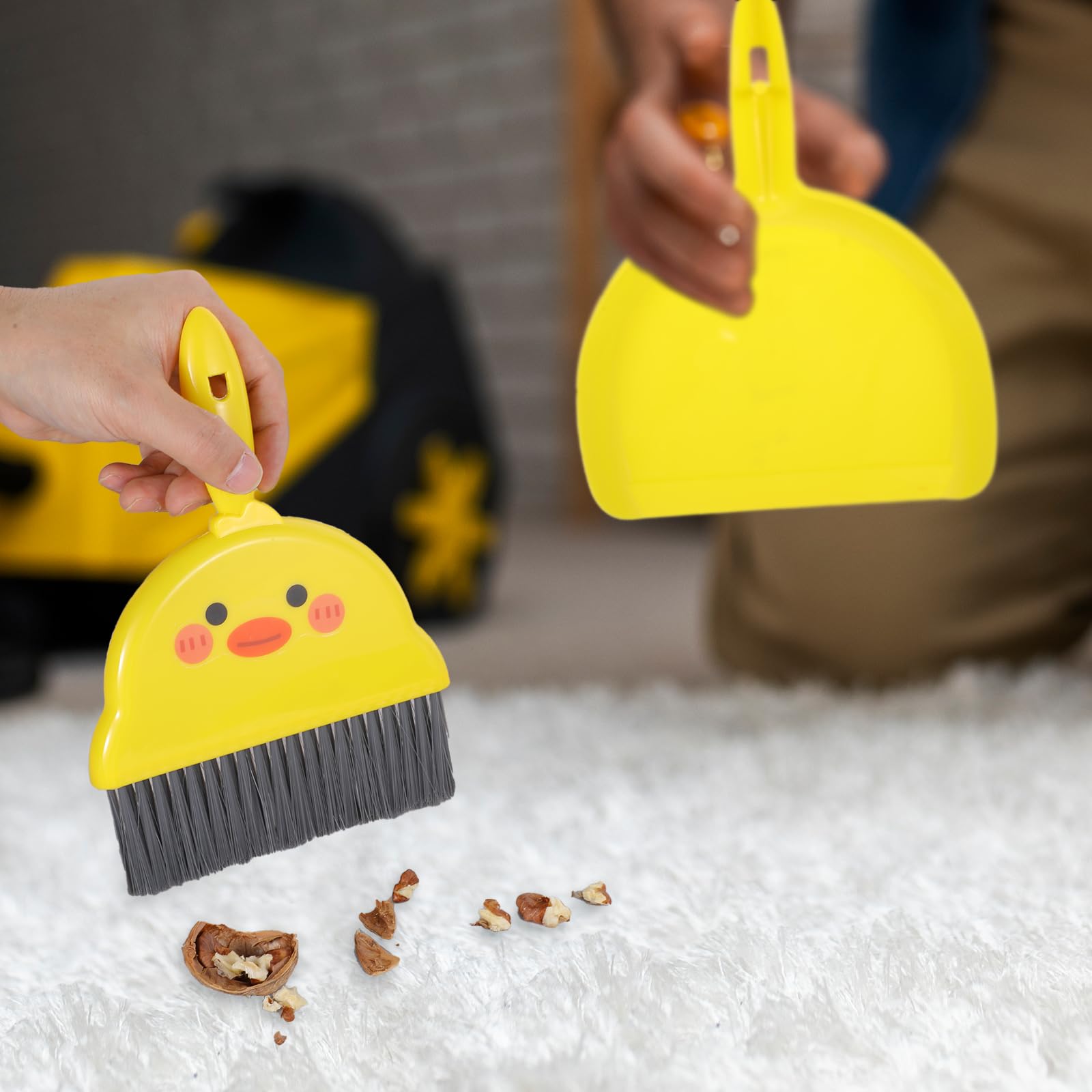 TIESOME Mini zestaw miotły i szufelki, śliczna zmiotka ręczna i szufelka, szczotka stołowa, mini blacha, przenośna szufelka, zestaw do domu, biura, szkoły, na kemping (żółty)