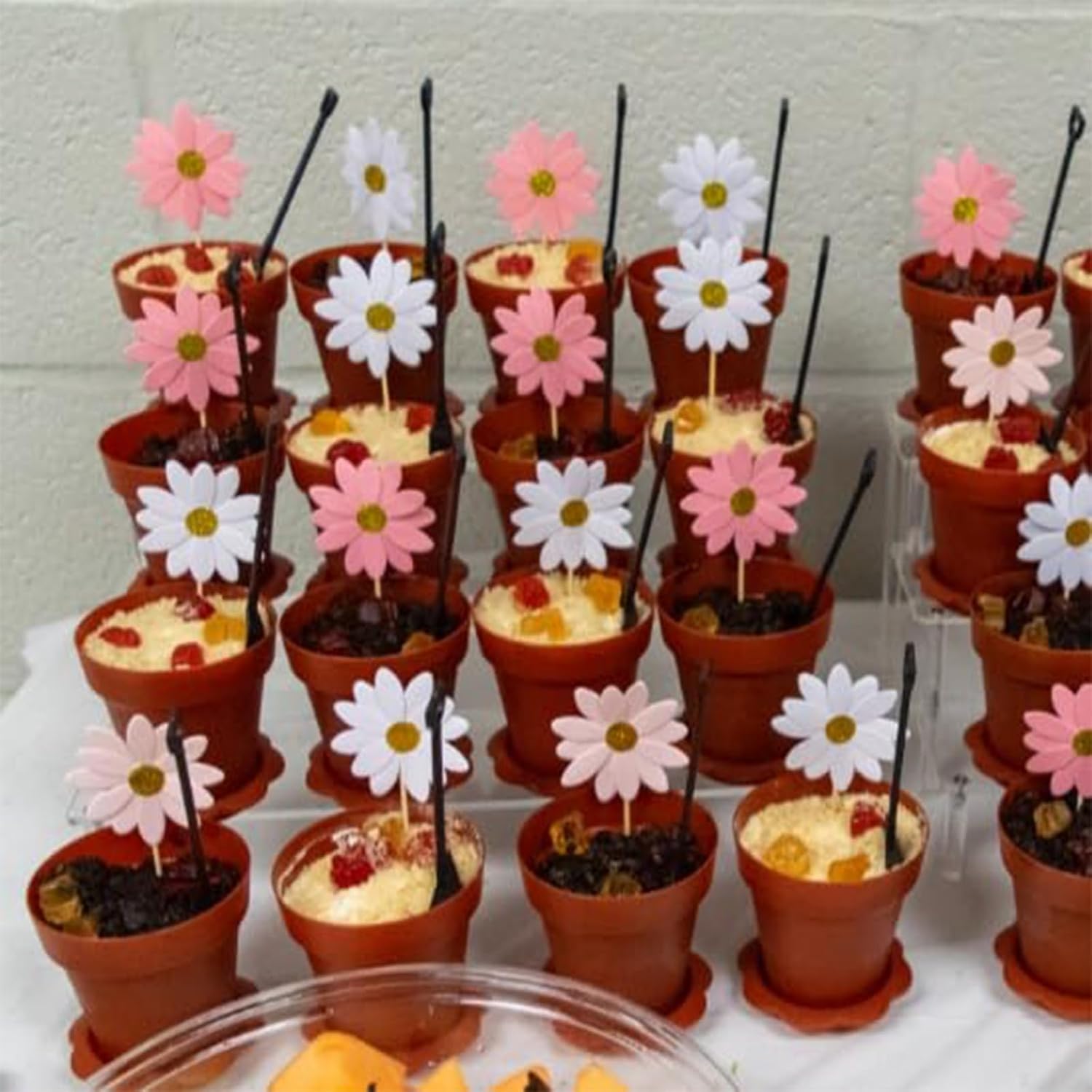 50 Pack Flowerpot Dessert Cups with Lids, Belt Shovel Spoons & Trays, 6.7 oz Mini Plastic Chocolate Pudding Cups for Ice Cream, Yogurt, Mousse, Pudding,（Brown）