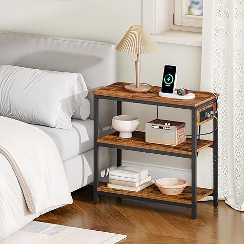 Miniatura 4 de HOOBRO Mesa auxiliar con estación de carga, mesa auxiliar rústica simple con estante de almacenamiento de 3 niveles, mesita de noche estrecha para