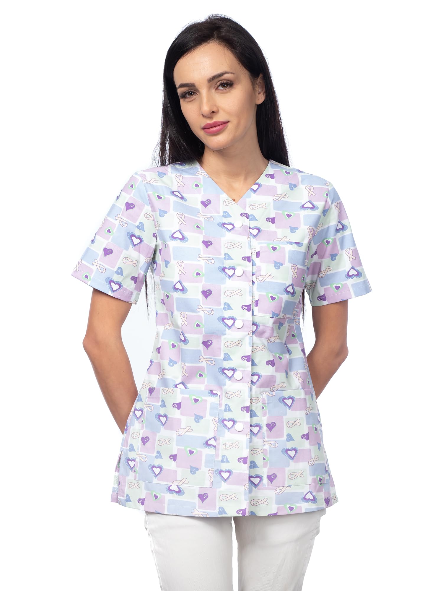 DINOZAVR Carla Blouse Medicale Femme - Tenue Infirmiere Professionnelle Imprimé Coloré, Manches Courtes, Col en V, 2 Poches Inférieures, 1 Poche Supérieure, Fermeture à Bouton