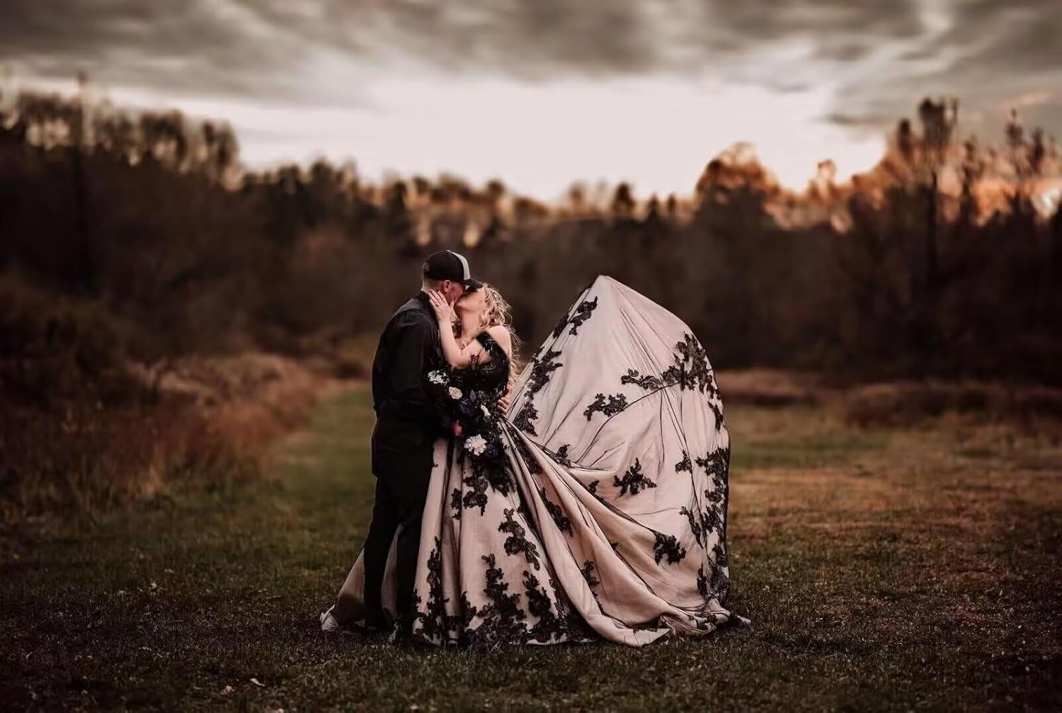 Gothic Champagne Tulle Black Wedding Dresses for Bride Lace Appliques Bridal Gowns Off Shoulder Wedding Gowns
