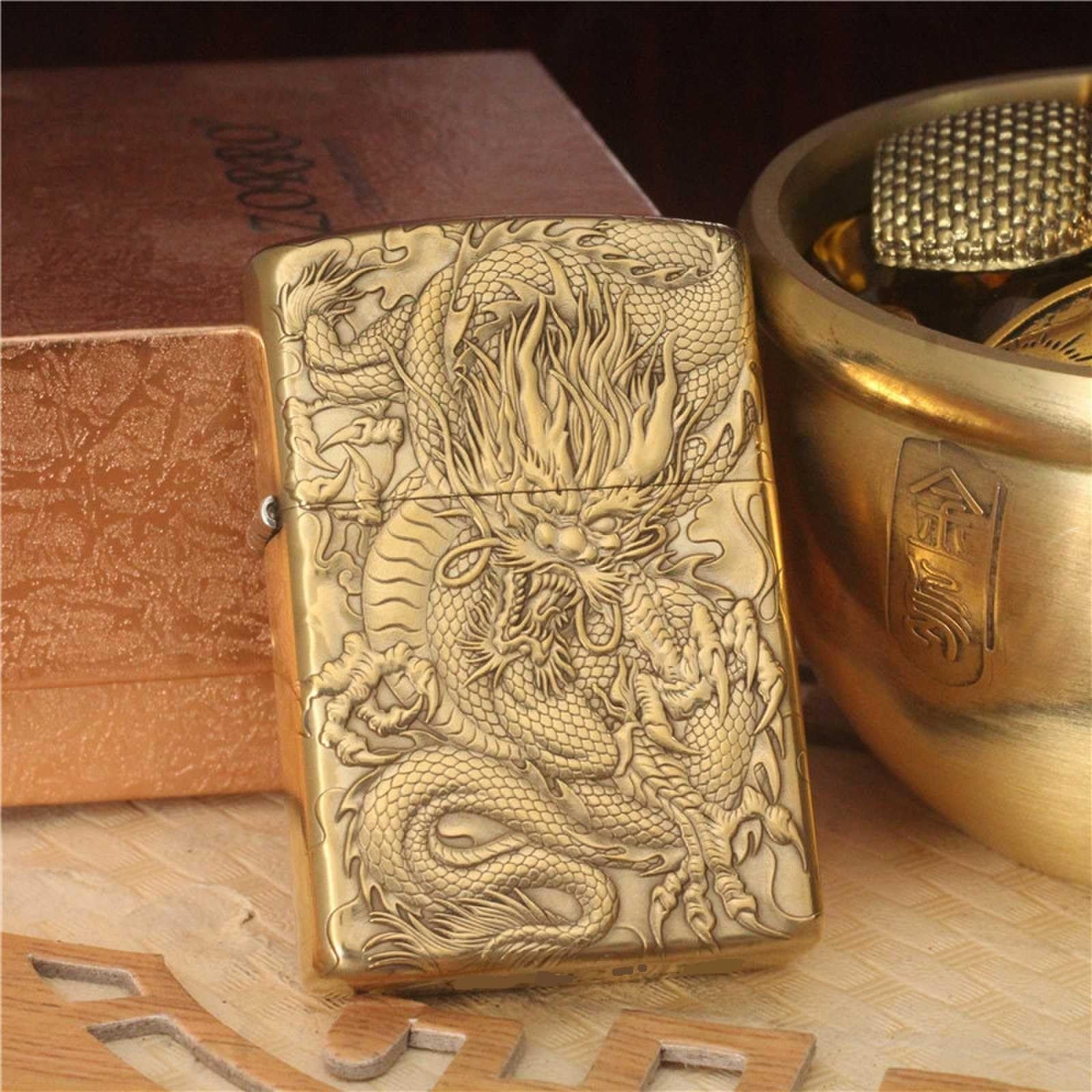Encendedor de queroseno resistente al viento en relieve a mano, diseño recargable abatible, estilo vintage compacto, perfecto para uso en exteriores y velas