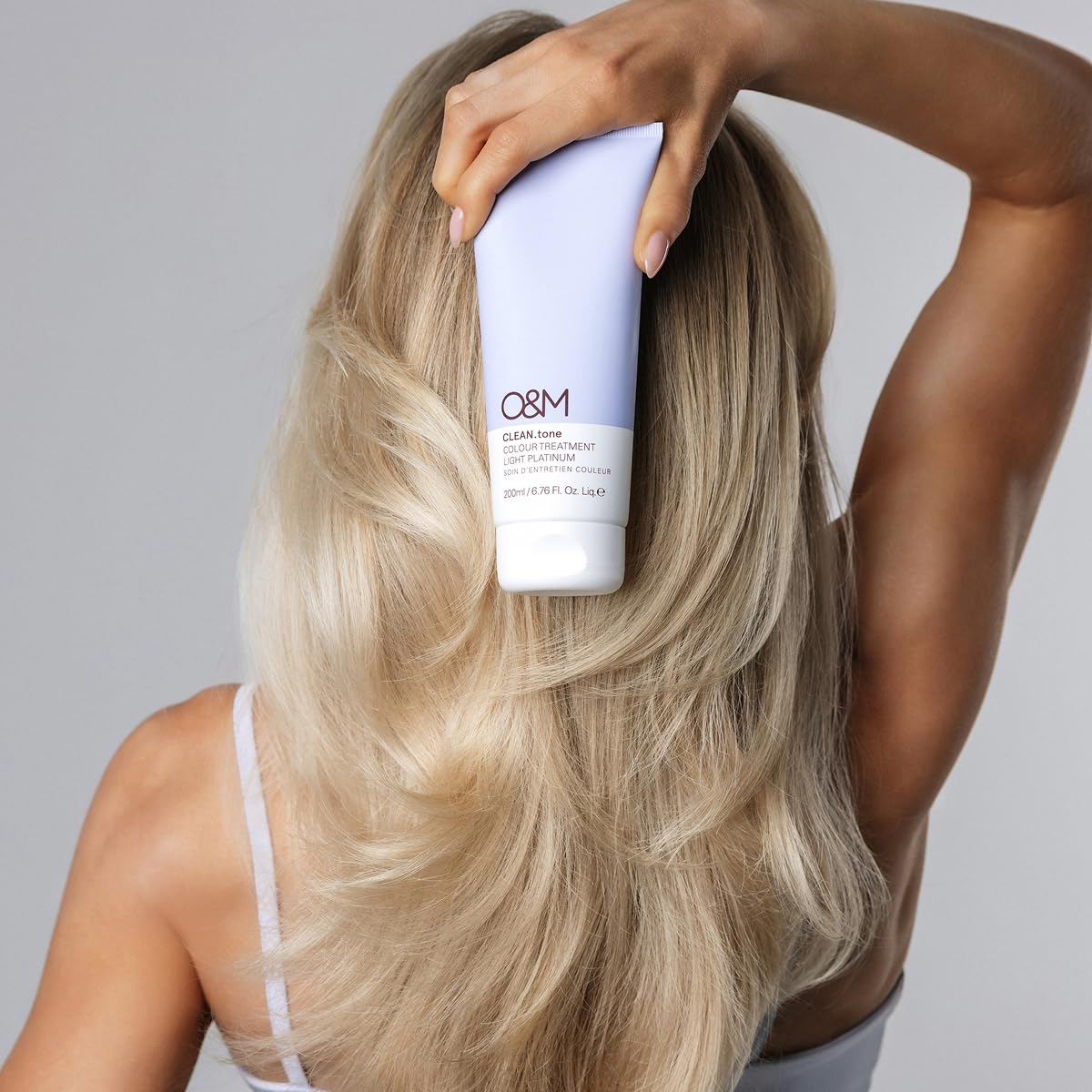 O&M CLEAN.tone Light Platinum (200ml) – Farbauffrischende Haarkur für sehr hellblondes Haar – Neutralisiert Gelbstich & pflegt – Ohne Sulfate & Silikone – PETA-zertifiziert, vegan, Made in Australia
